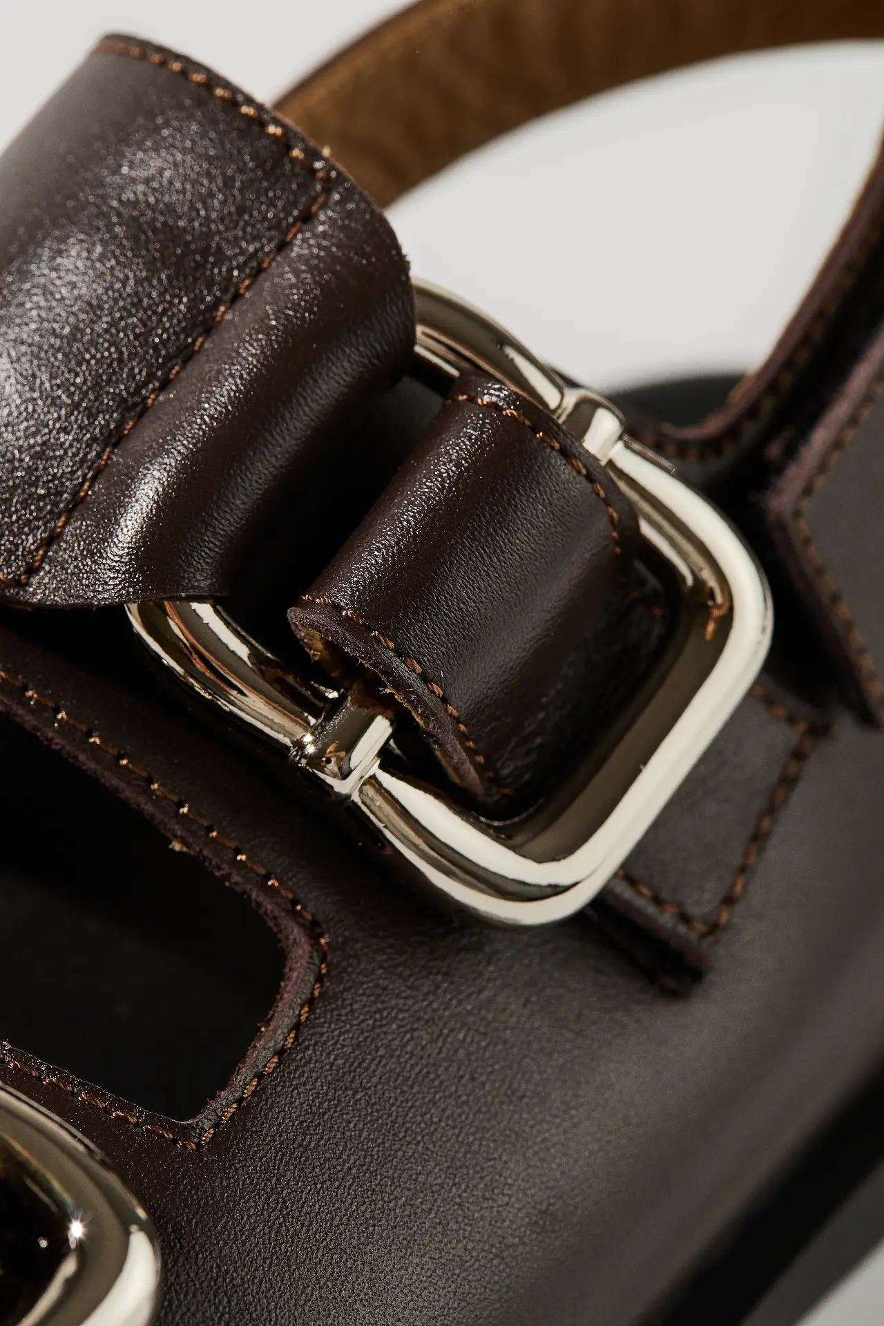 Босоніжки шоколадні шкіряні з масивною фурнітурою та липучками