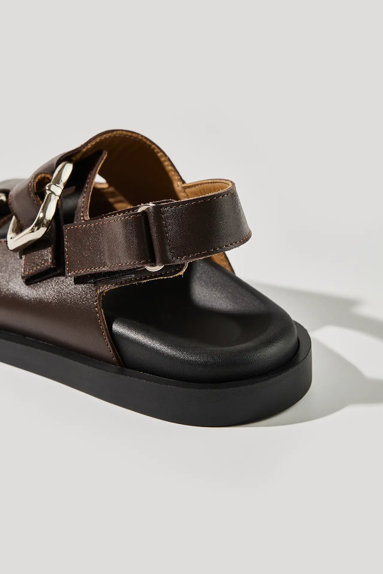 Босоніжки шоколадні шкіряні з масивною фурнітурою та липучками