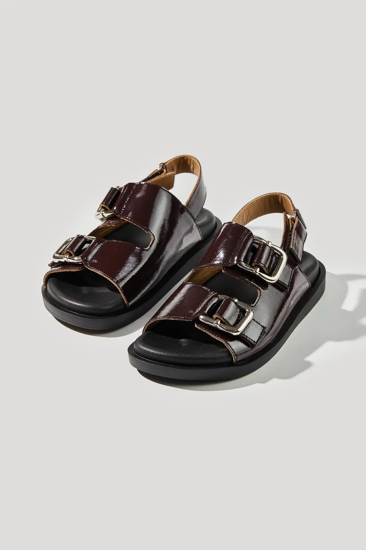 Босоніжки бордові шкіряні наплак з масивною фурнітурою та липучками