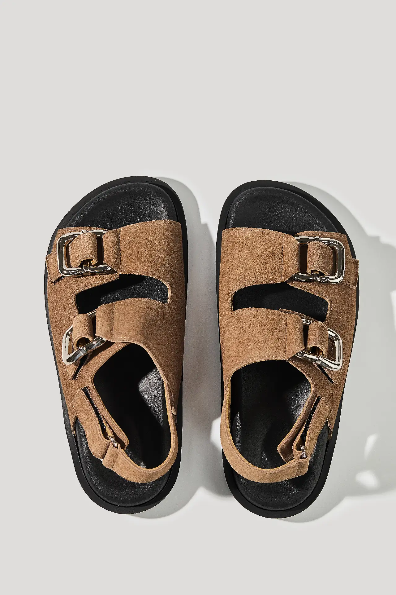 Босоніжки горіхові замшеві з масивною фурнітурою та липучками