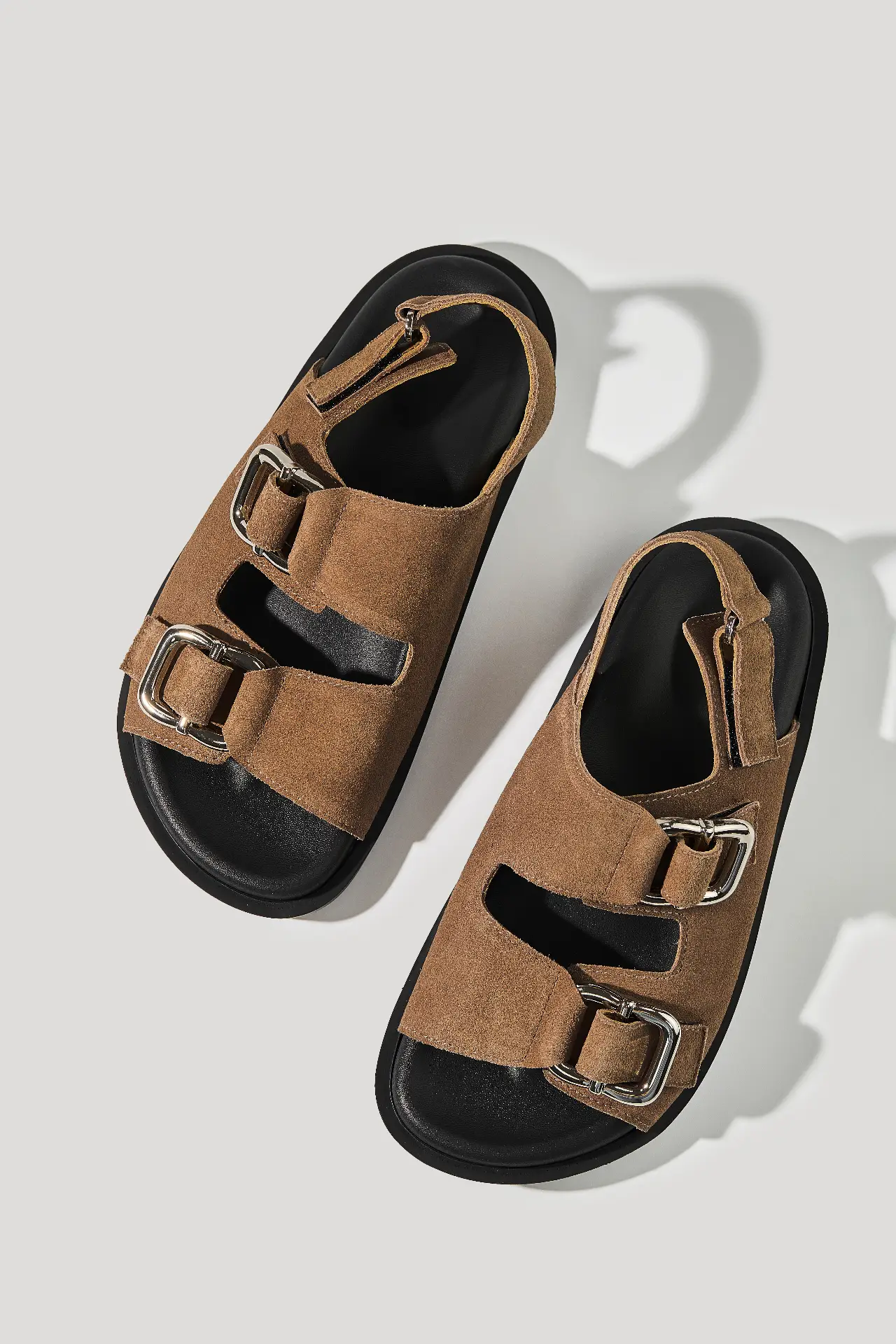 Босоніжки горіхові замшеві з масивною фурнітурою та липучками