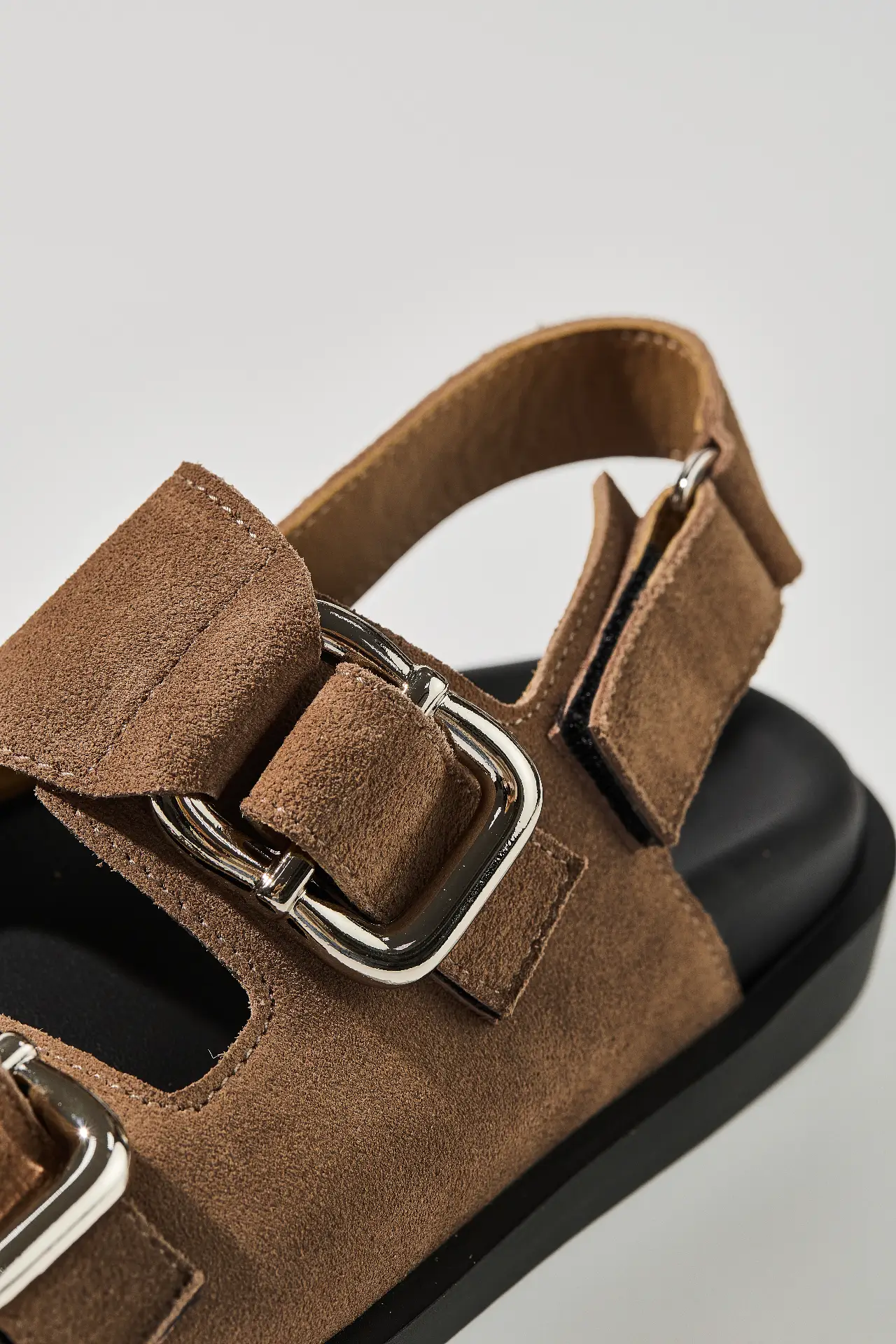 Босоніжки горіхові замшеві з масивною фурнітурою та липучками