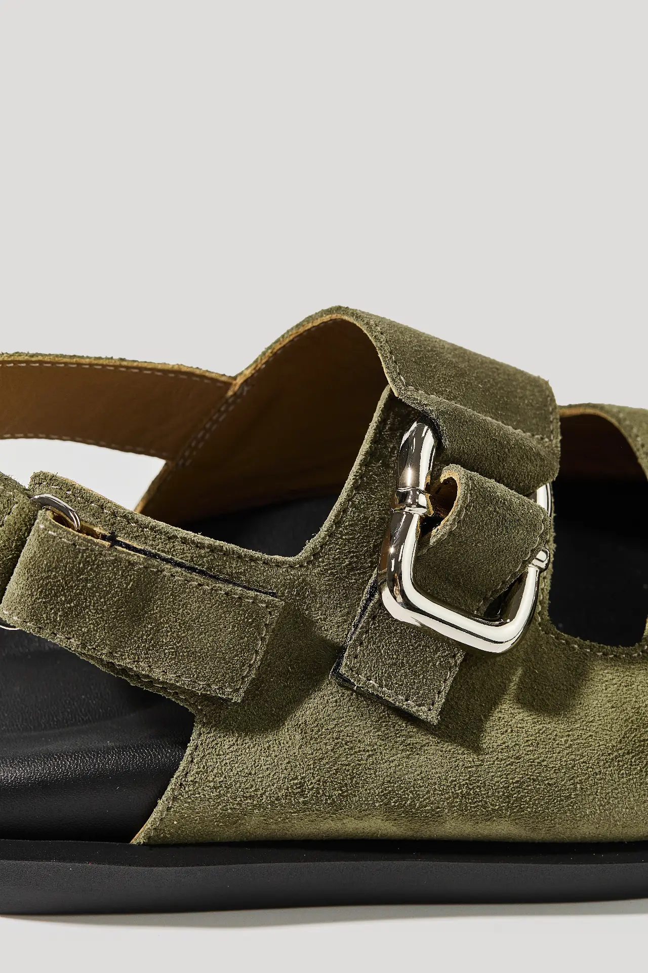 Босоніжки оливкові замшеві з масивною фурнітурою та липучками