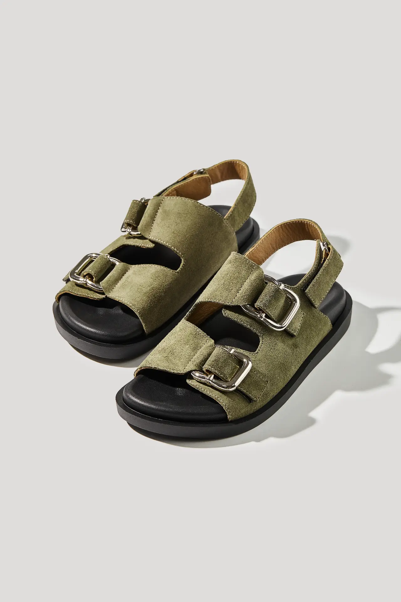 Босоніжки оливкові замшеві з масивною фурнітурою та липучками