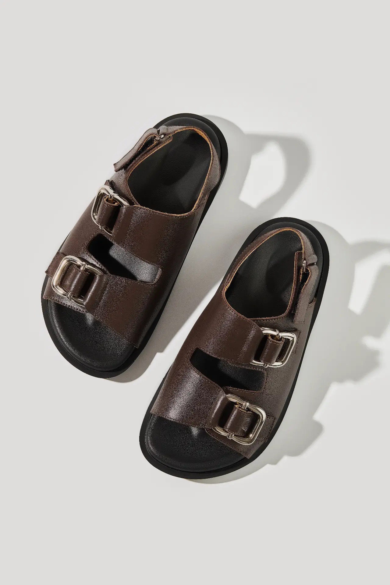 Босоніжки шоколадні шкіряні з масивною фурнітурою та липучками