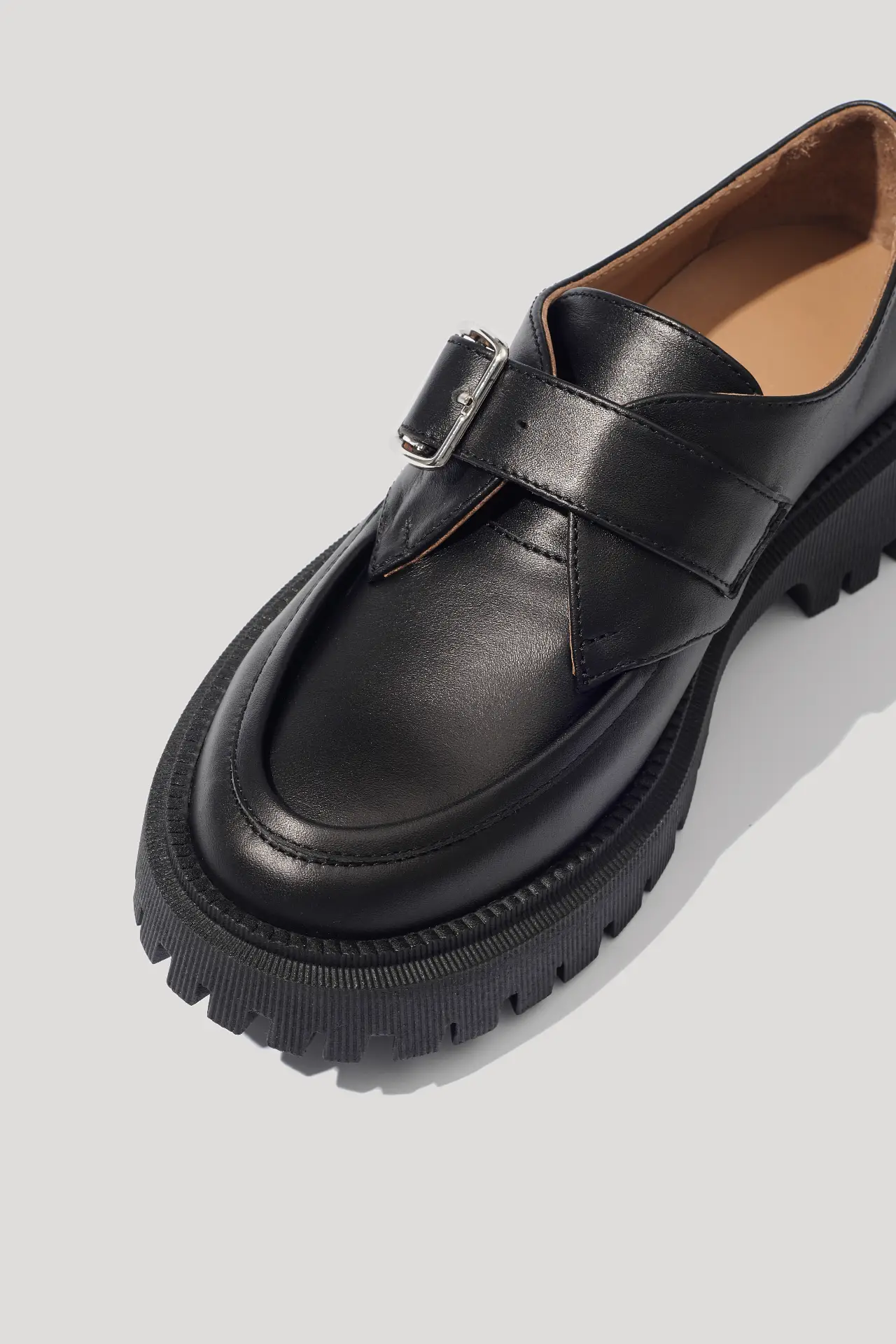 Лофери чорні шкіряні з ремінцем