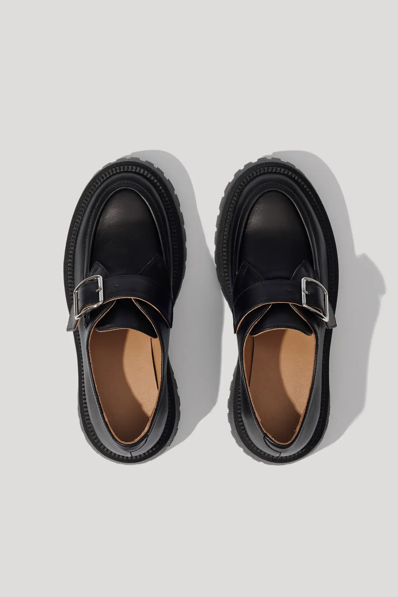 Лофери чорні шкіряні з ремінцем