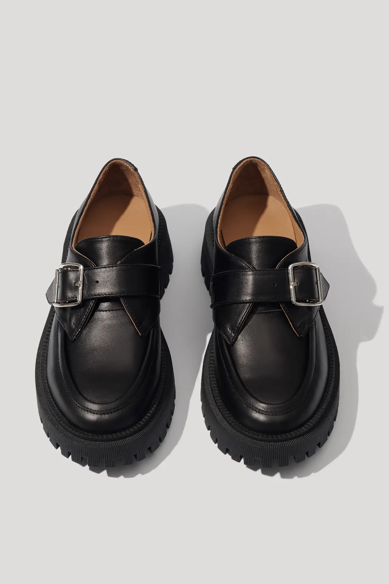 Лофери чорні шкіряні з ремінцем