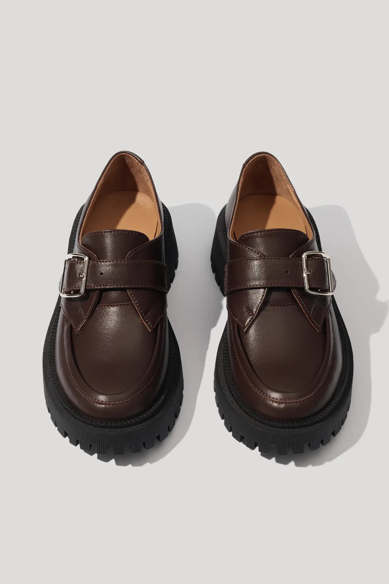 Лофери шоколадні шкіряні з ремінцем