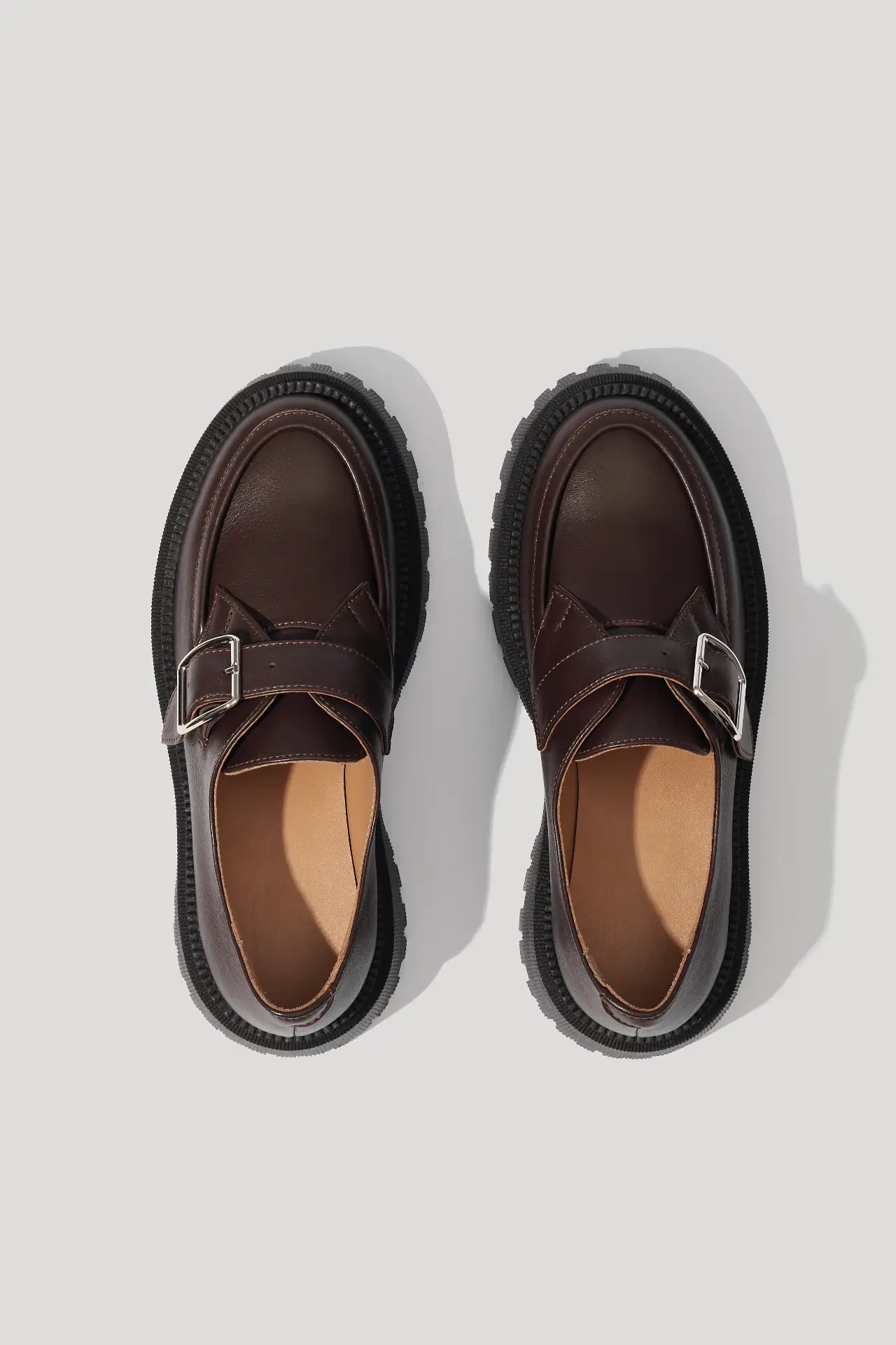 Лофери шоколадні шкіряні з ремінцем