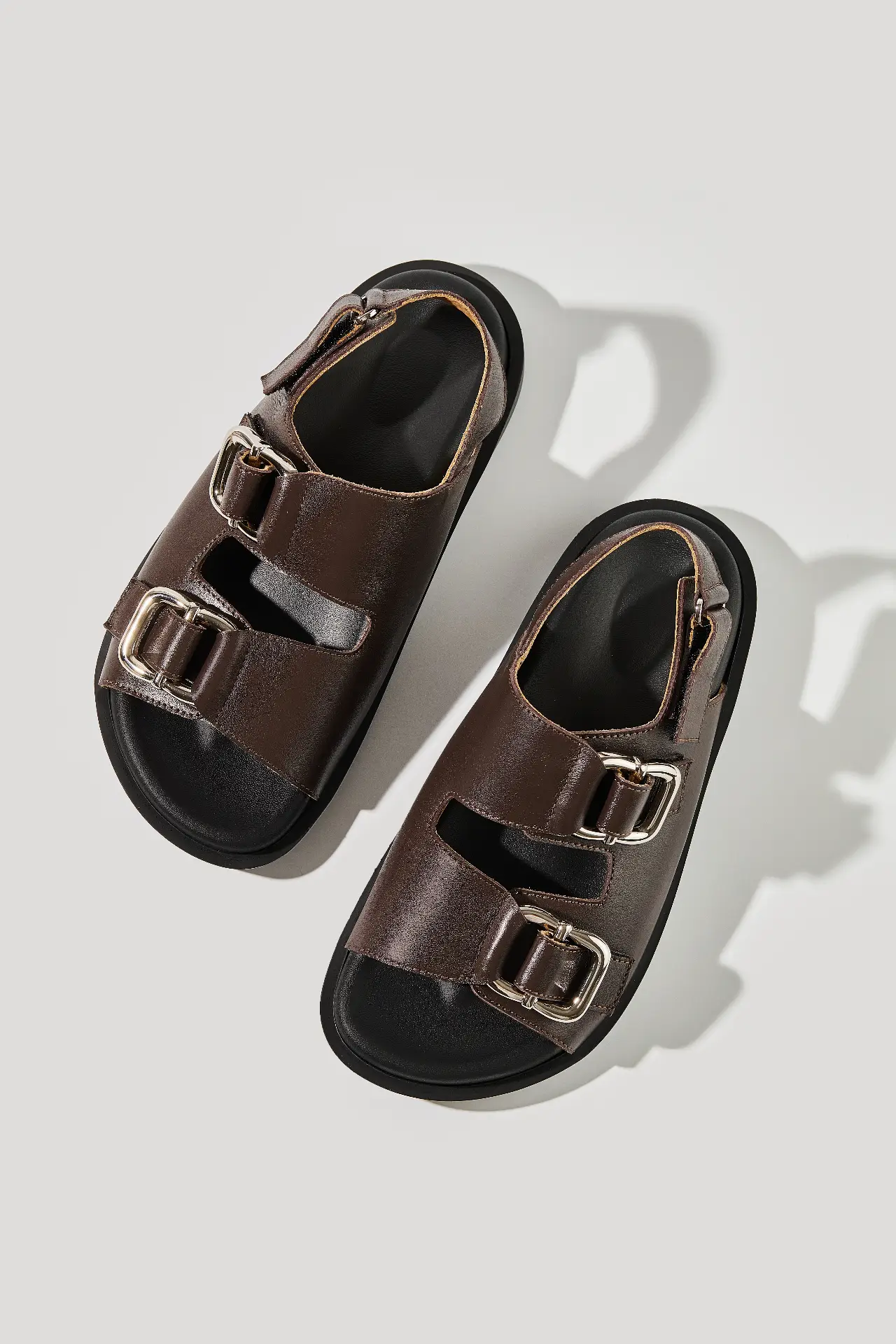 Босоніжки шоколадні шкіряні з масивною фурнітурою та липучками