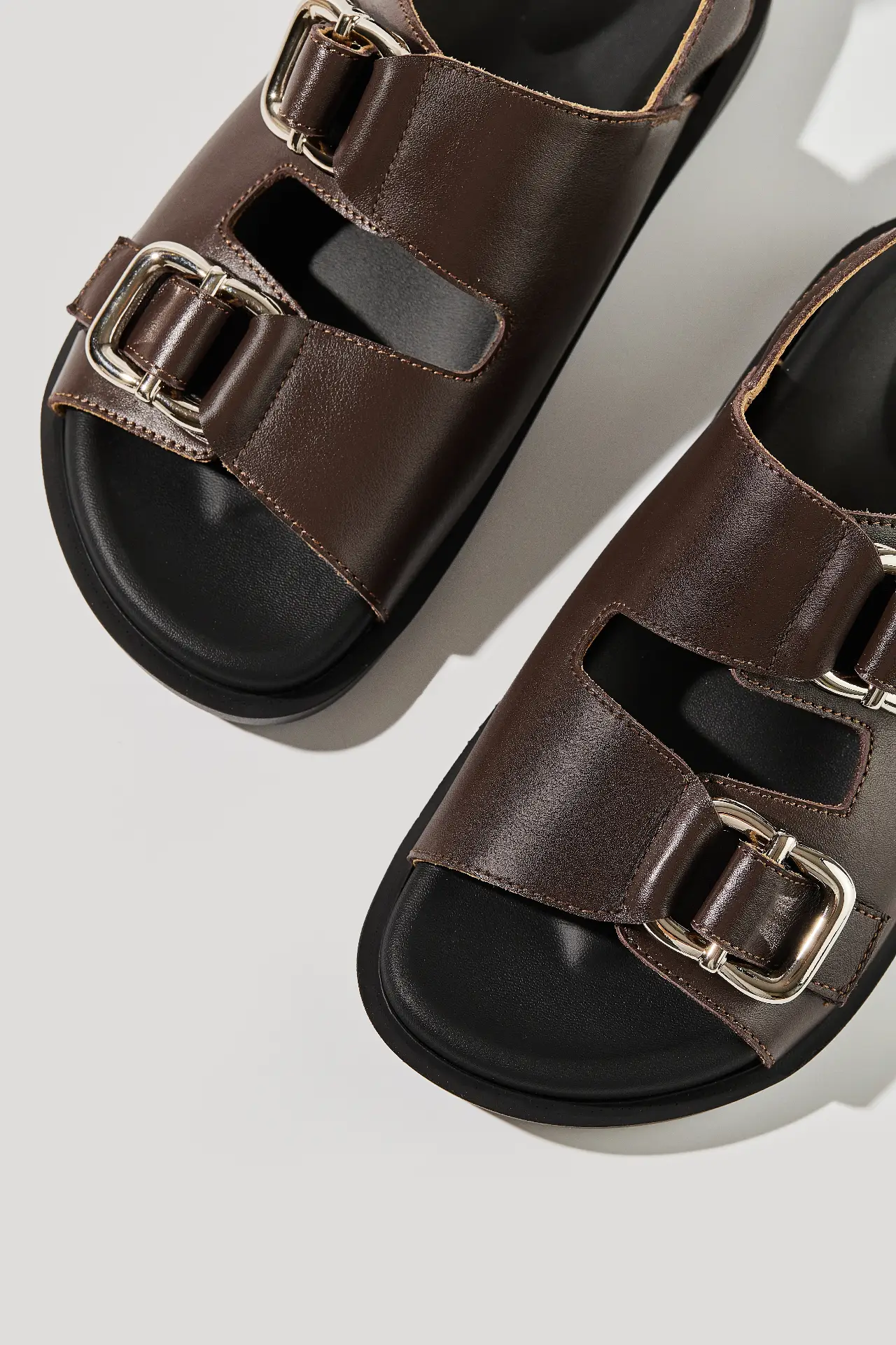 Босоніжки шоколадні шкіряні з масивною фурнітурою та липучками