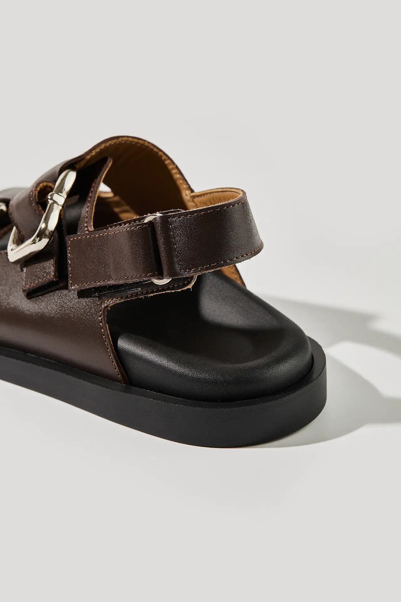 Босоніжки шоколадні шкіряні з масивною фурнітурою та липучками