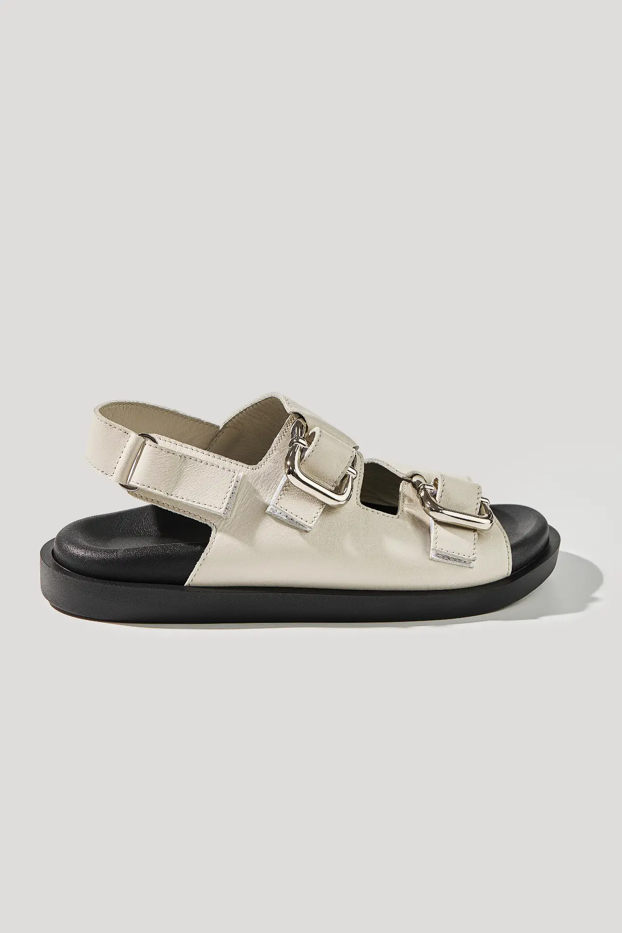 Босоніжки бежеві шкіряні з масивною фурнітурою та липучками