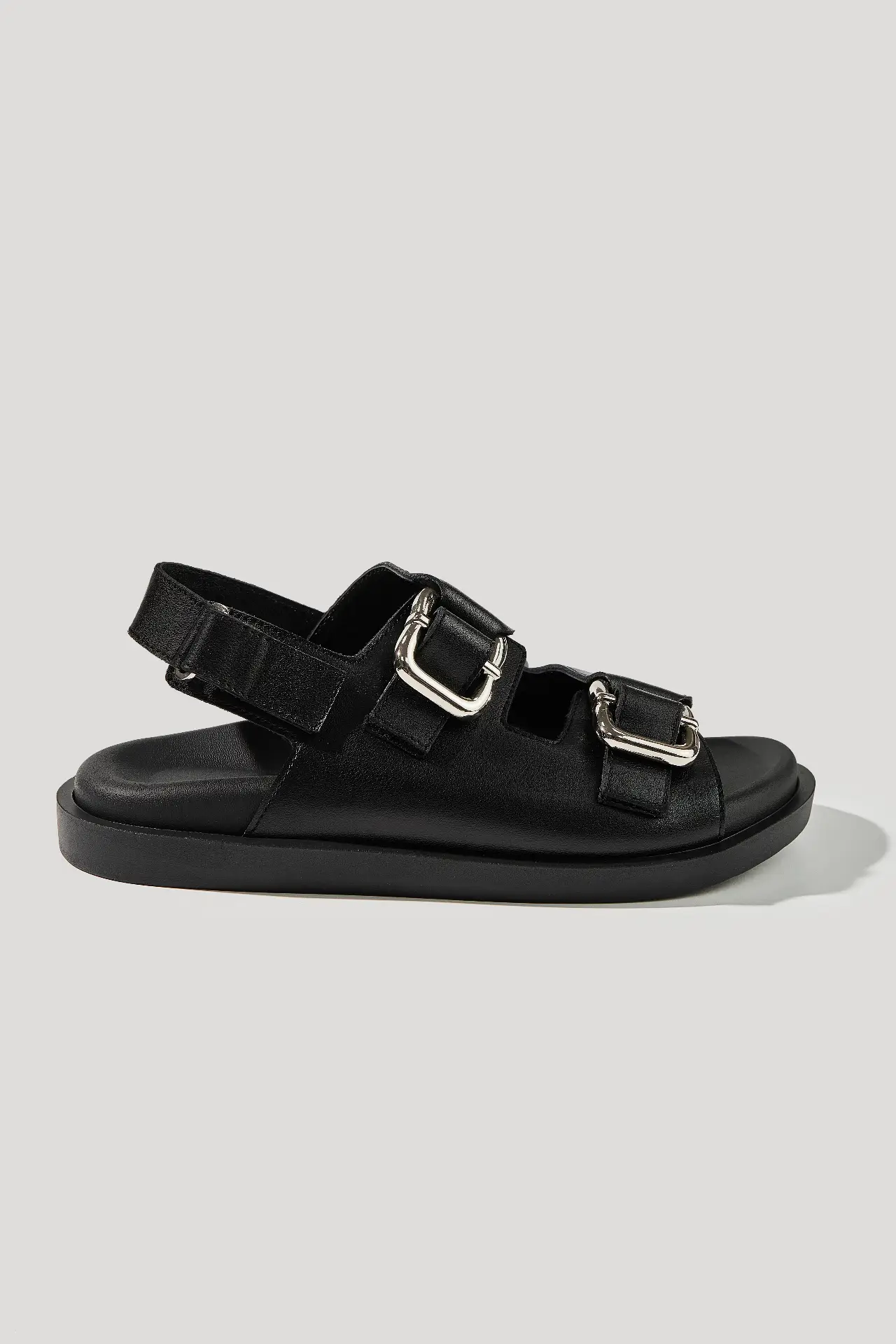 Босоніжки чорні шкіряні з масивною фурнітурою та липучками