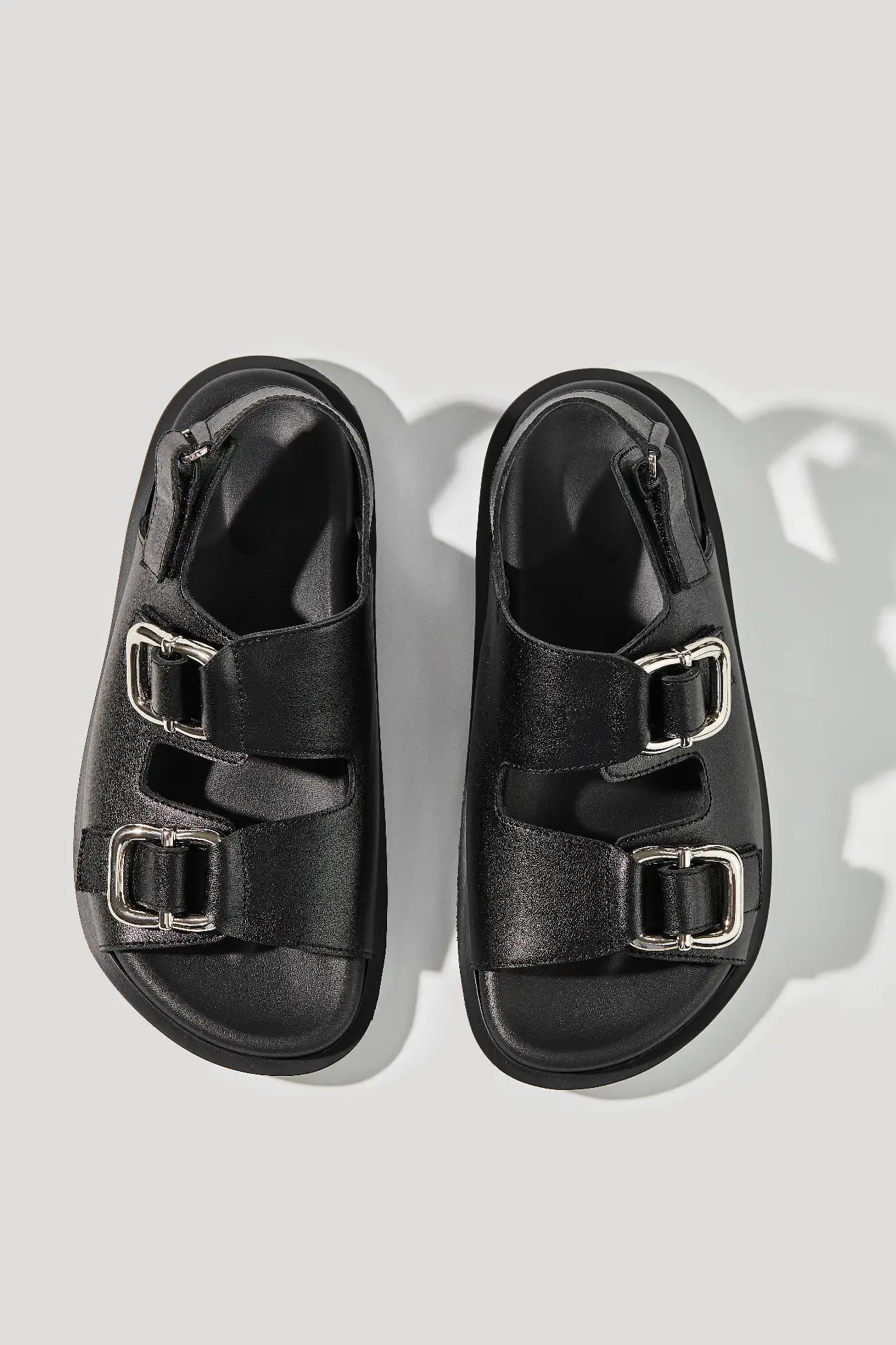 Босоніжки чорні шкіряні з масивною фурнітурою та липучками