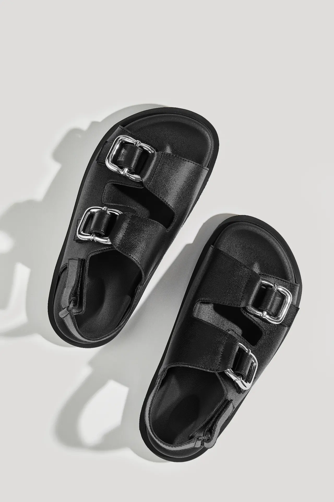 Босоніжки чорні шкіряні з масивною фурнітурою та липучками