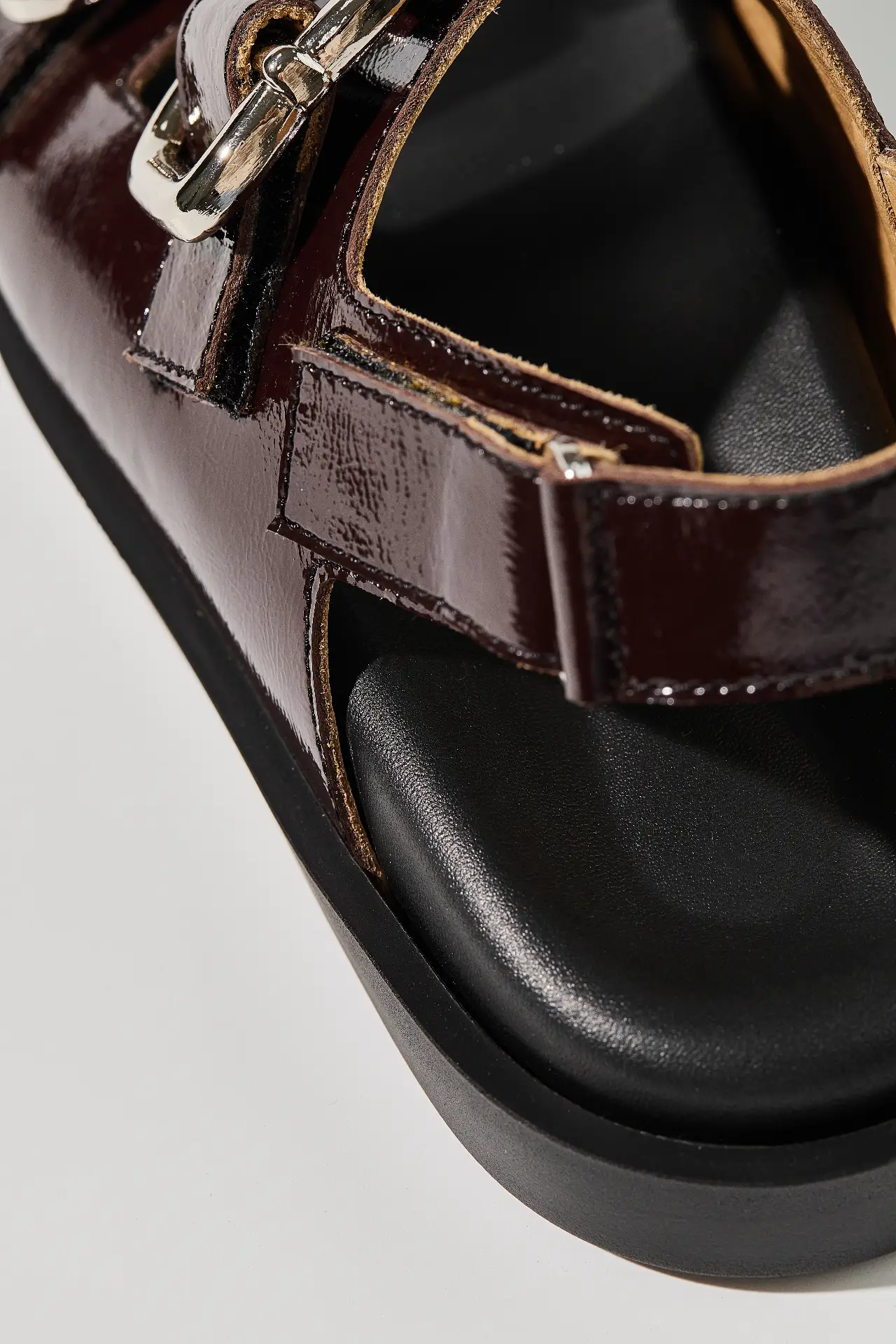 Босоніжки бордові шкіряні наплак з масивною фурнітурою та липучками