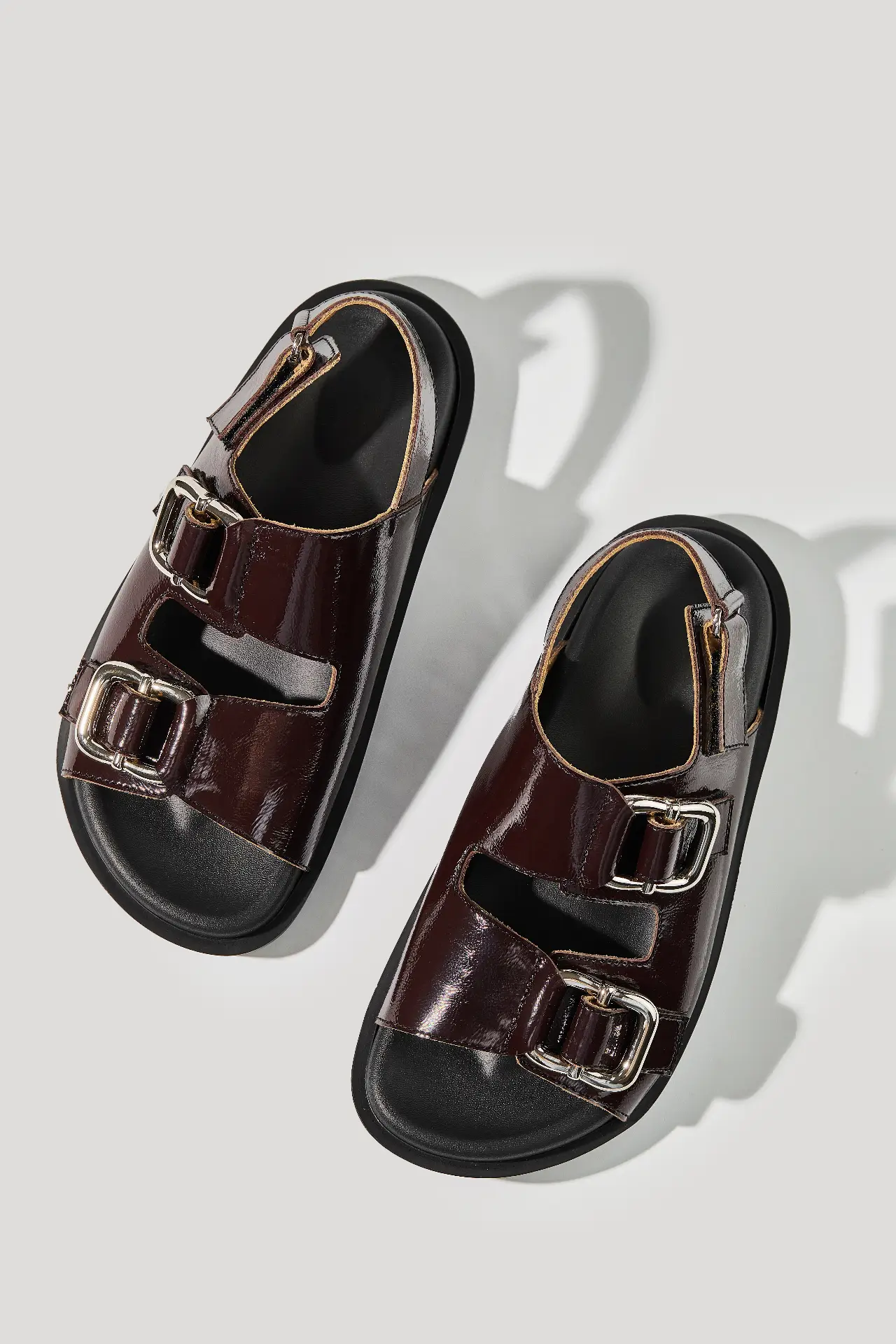 Босоніжки бордові шкіряні наплак з масивною фурнітурою та липучками