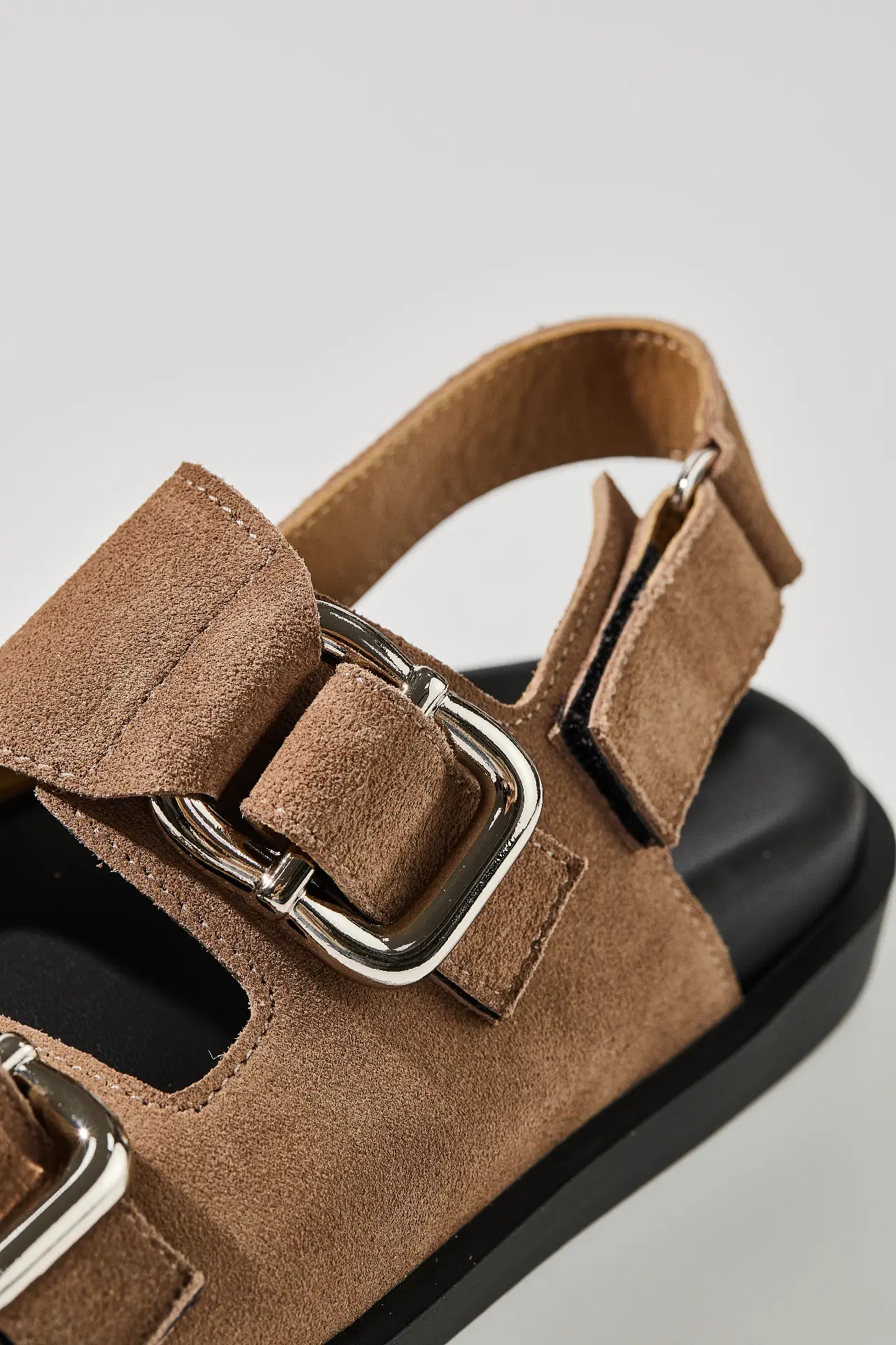 Босоніжки горіхові замшеві з масивною фурнітурою та липучками