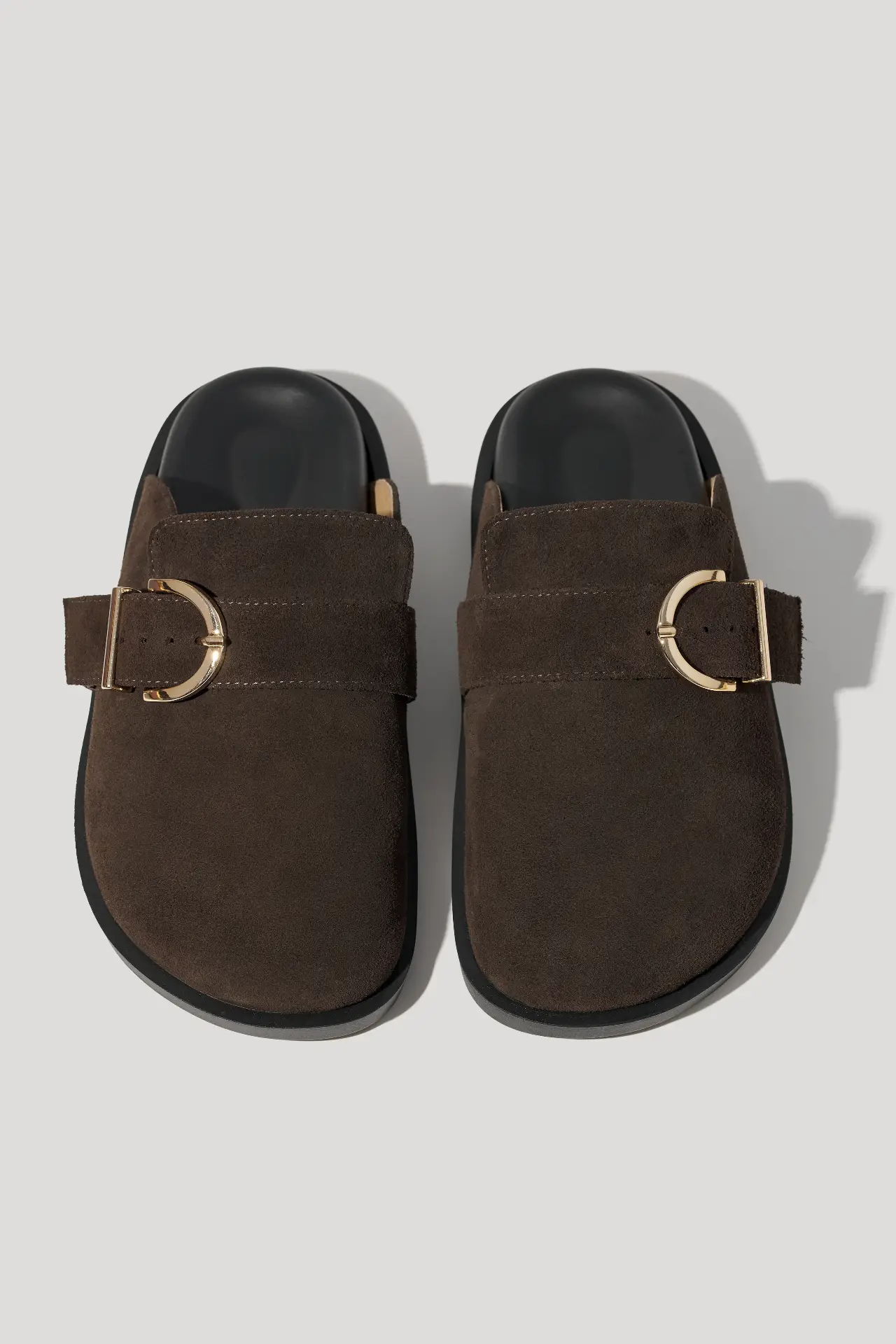 Клоги шоколадні замшеві з пряжкою