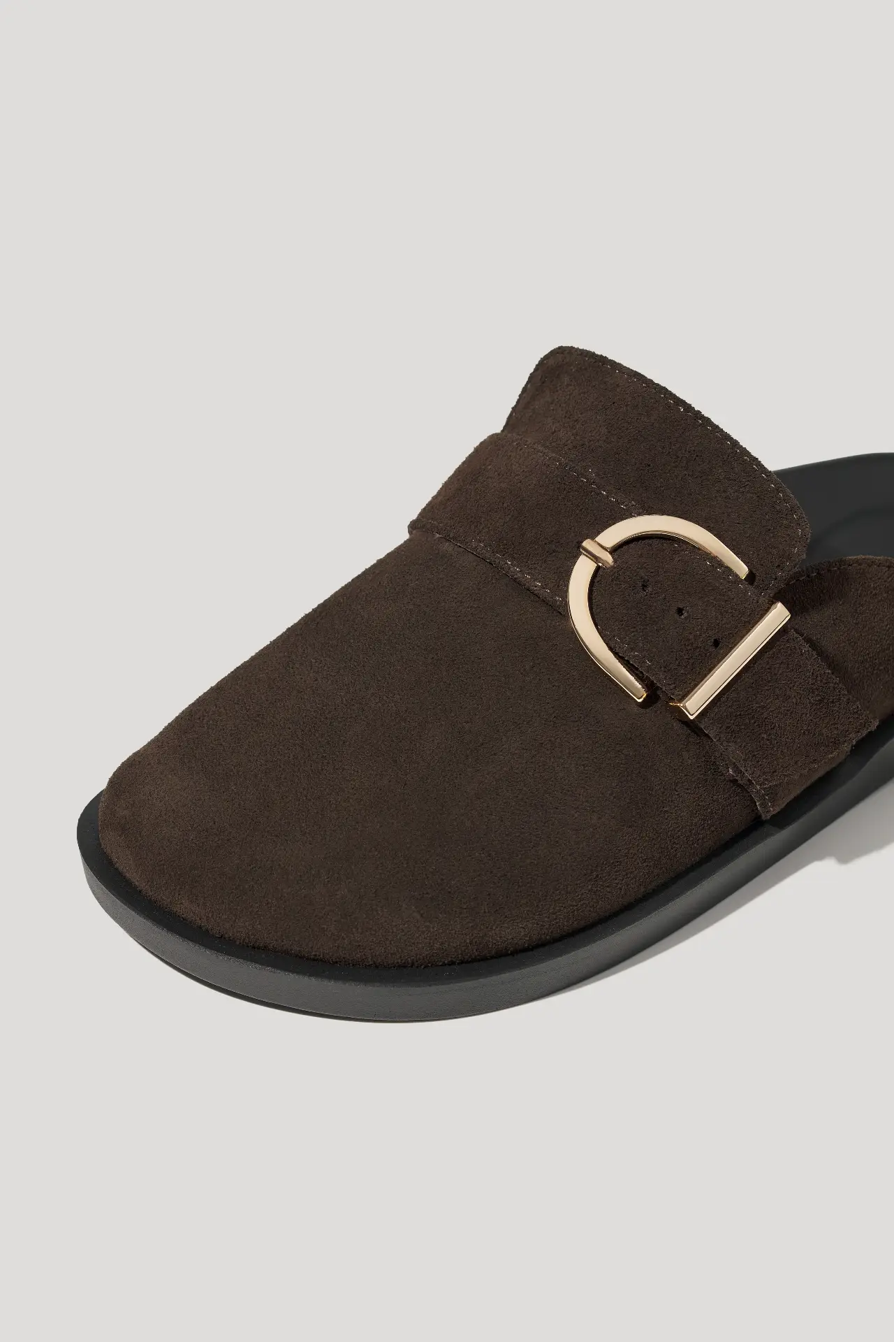 Клоги шоколадні замшеві з пряжкою