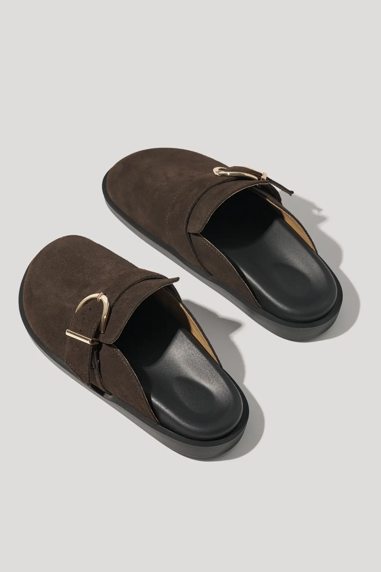 Клоги шоколадні замшеві з пряжкою