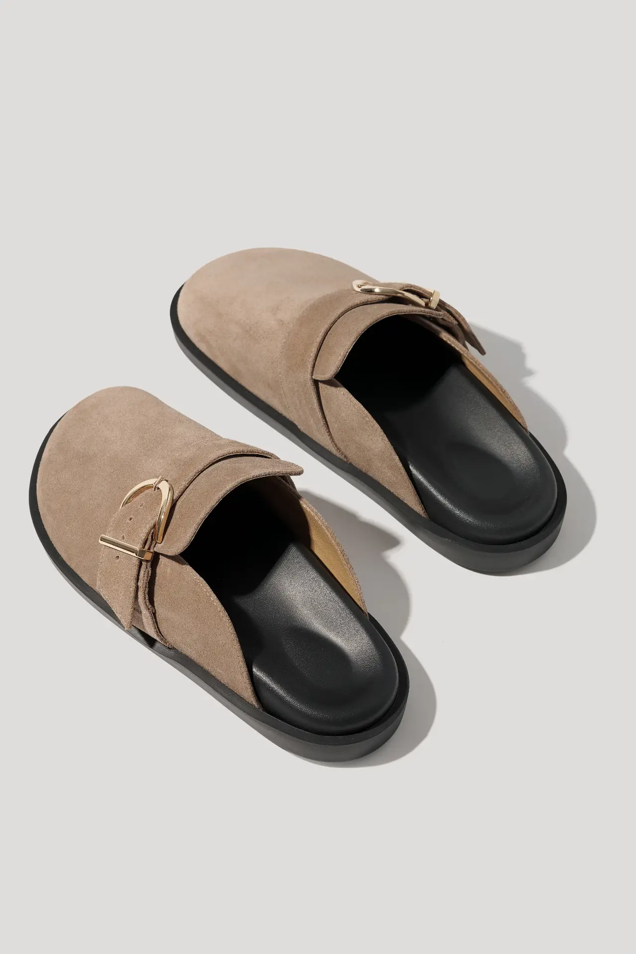 Клоги горіхові замшеві з пряжкою