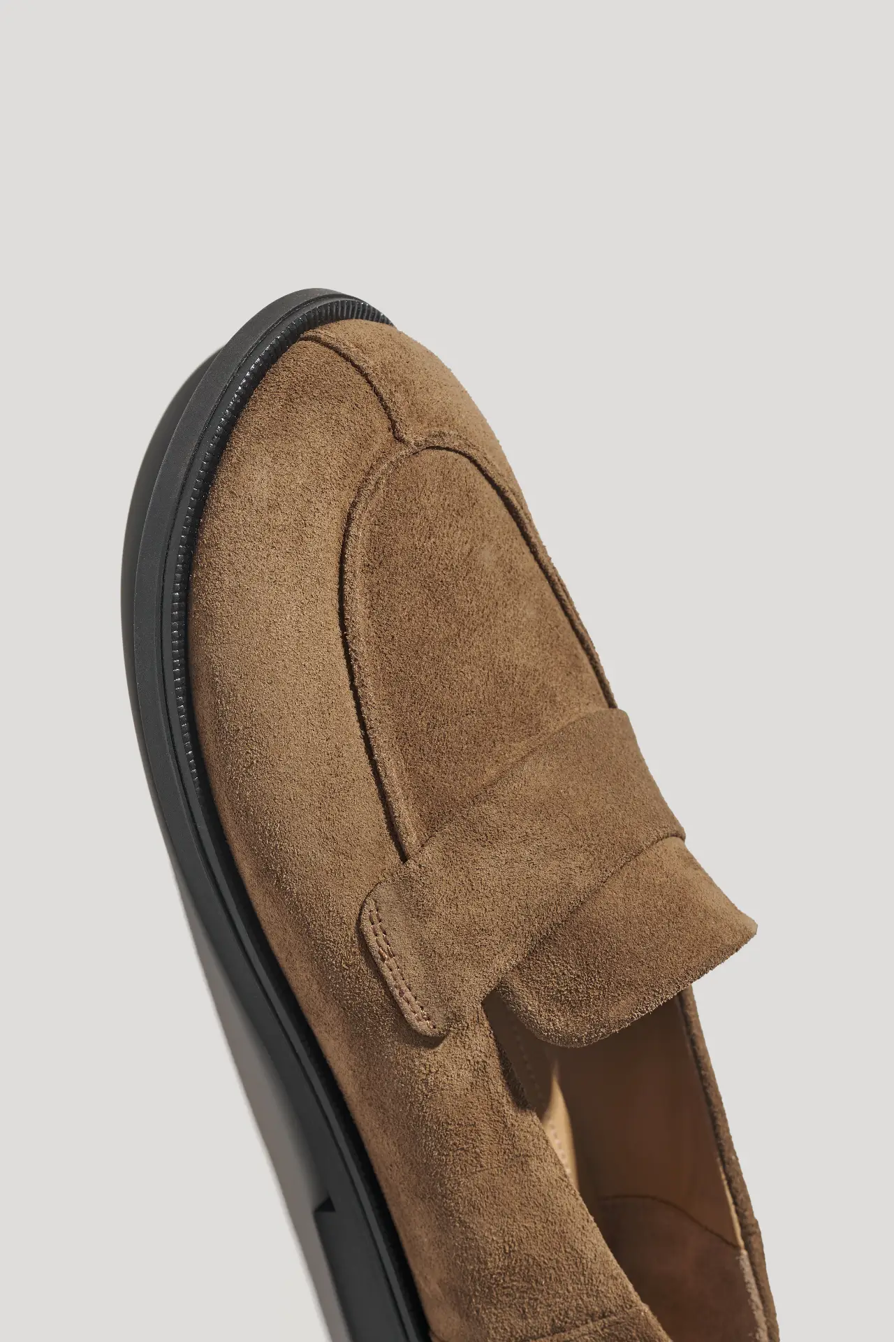 Лофери торфʼяного кольору замшеві з круглим мисом