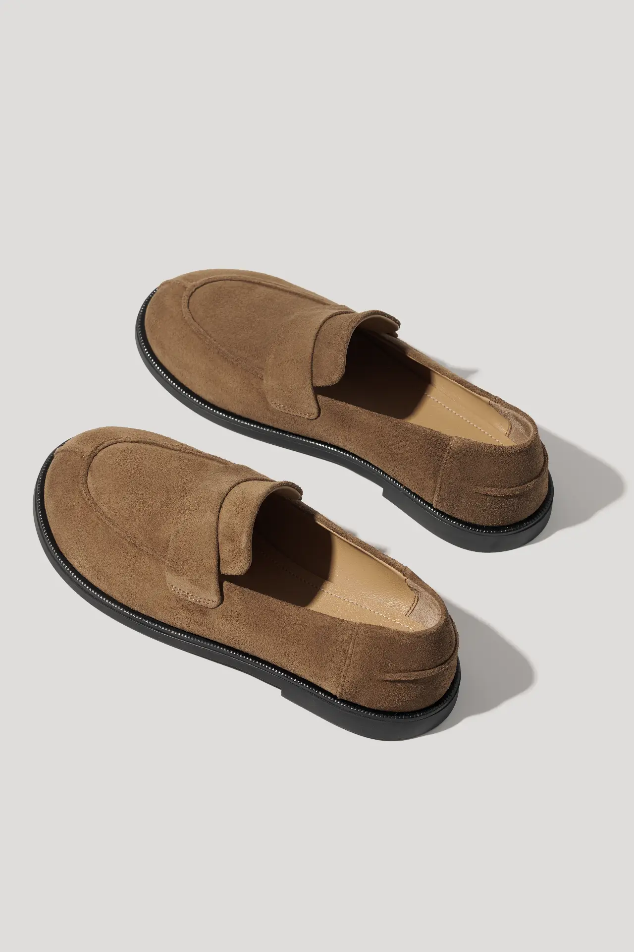 Лофери торфʼяного кольору замшеві з круглим мисом