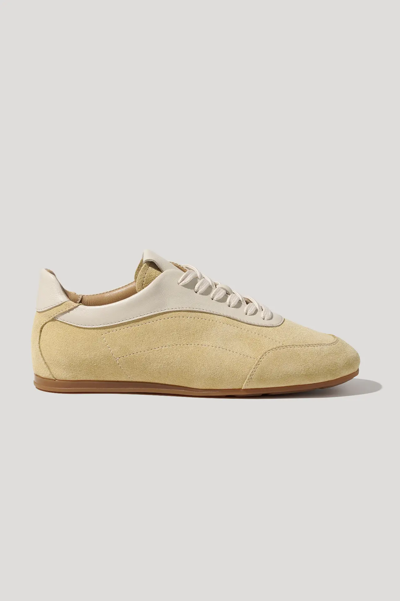Кеди кольору вершкового масла замшеві на низькій підошві