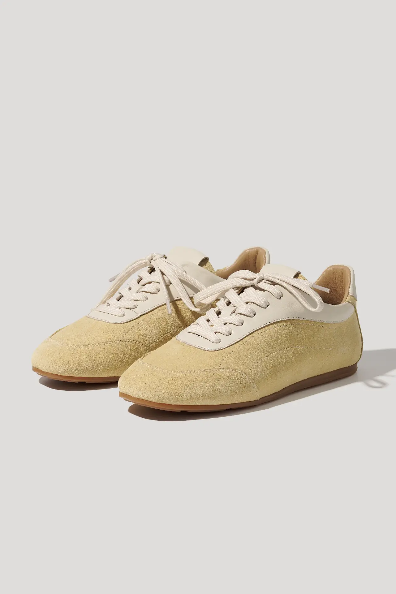 Кеди кольору вершкового масла замшеві на низькій підошві