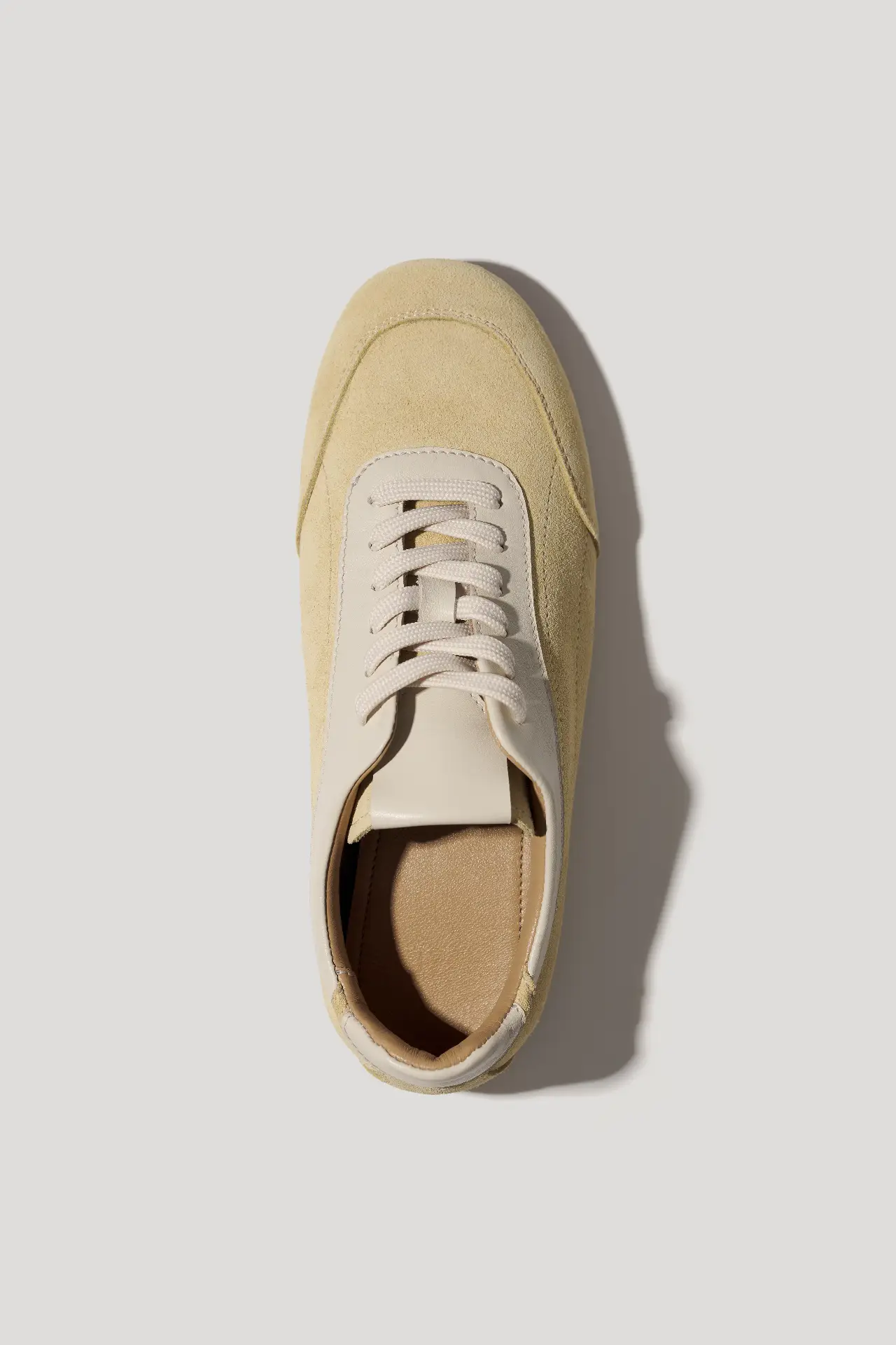 Кеди кольору вершкового масла замшеві на низькій підошві