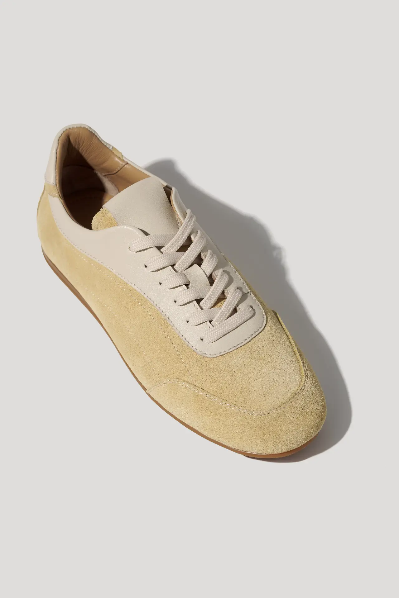 Кеди кольору вершкового масла замшеві на низькій підошві