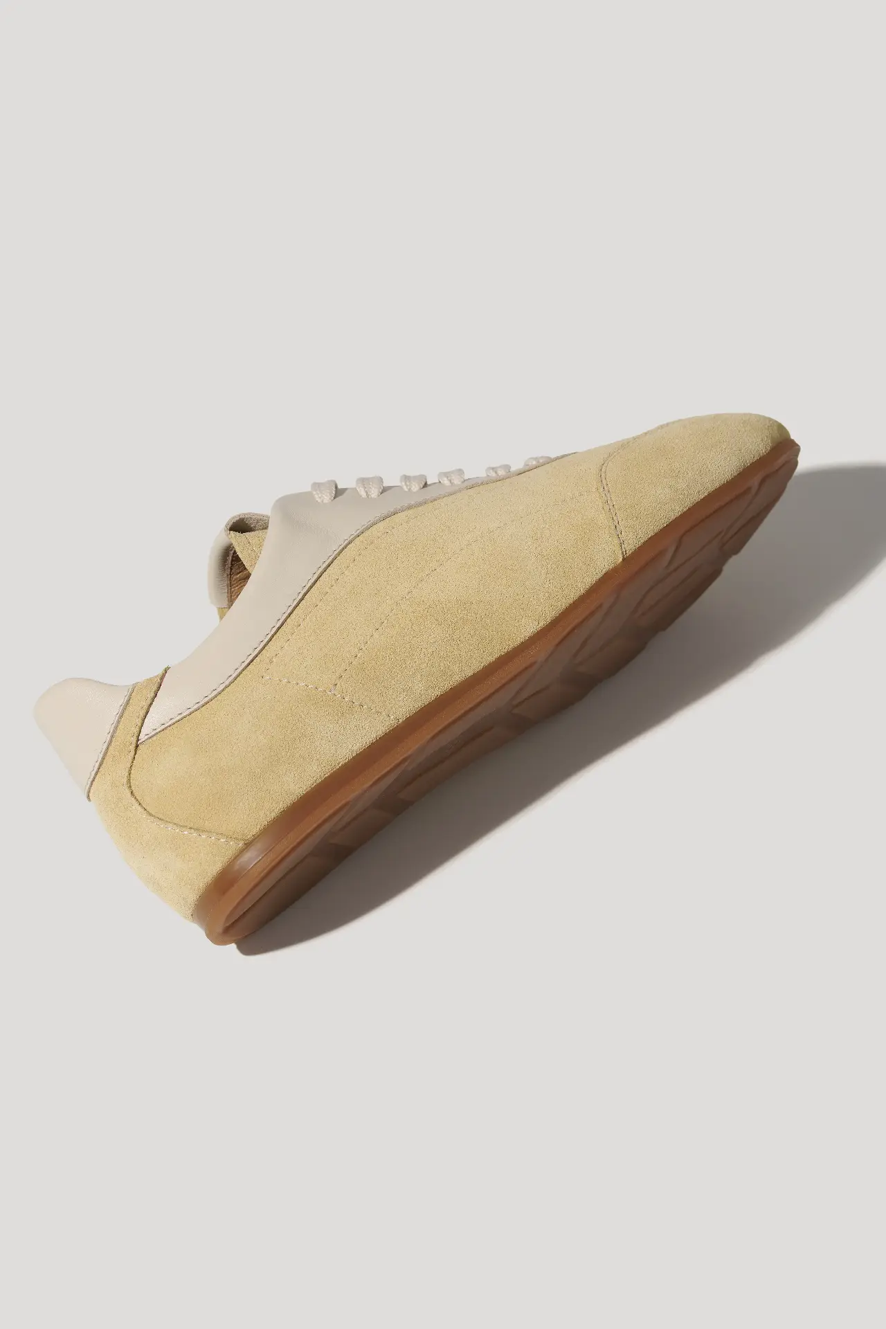 Кеди кольору вершкового масла замшеві на низькій підошві