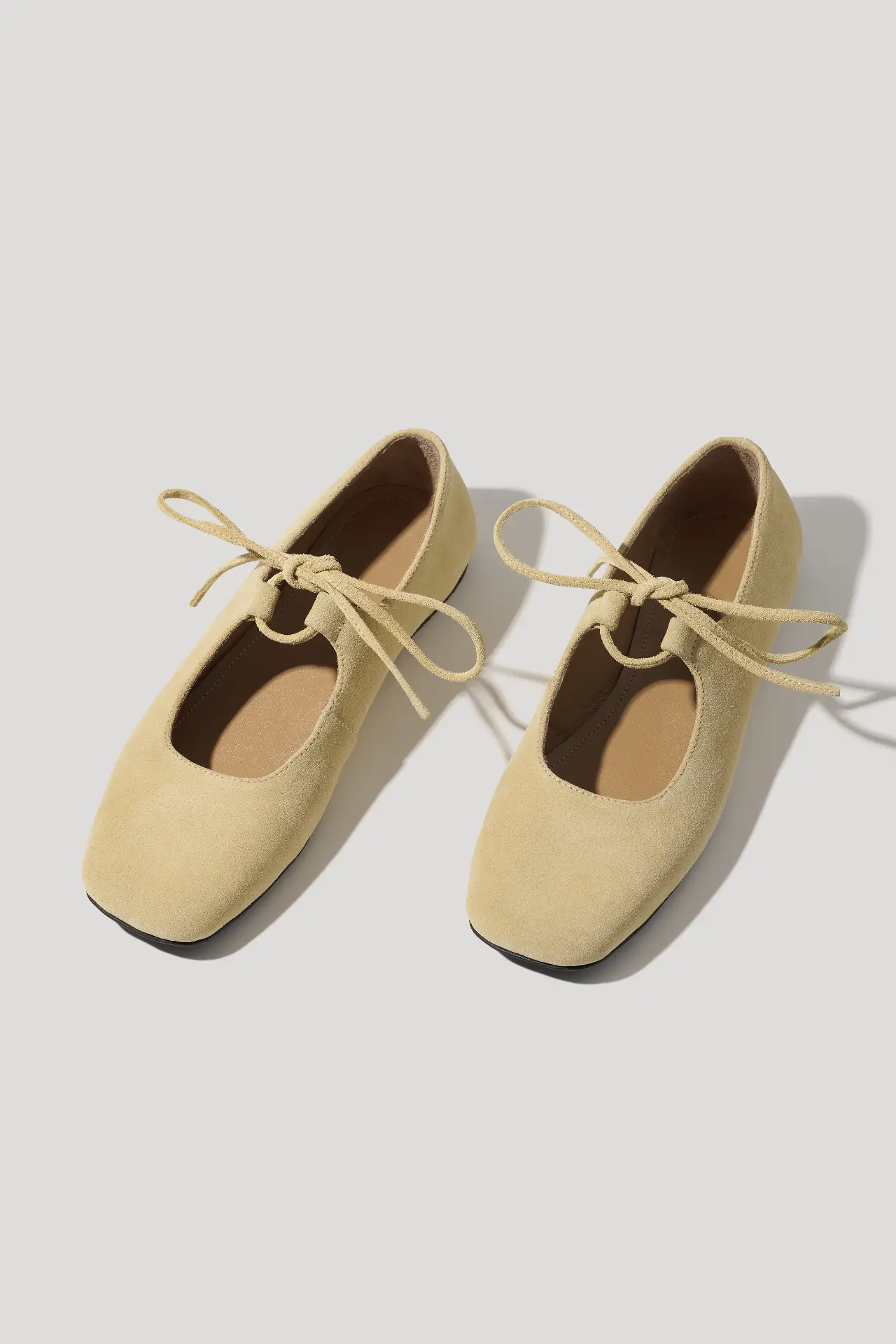 Балетки кольору вершкового масла замшеві із квадратним мисом