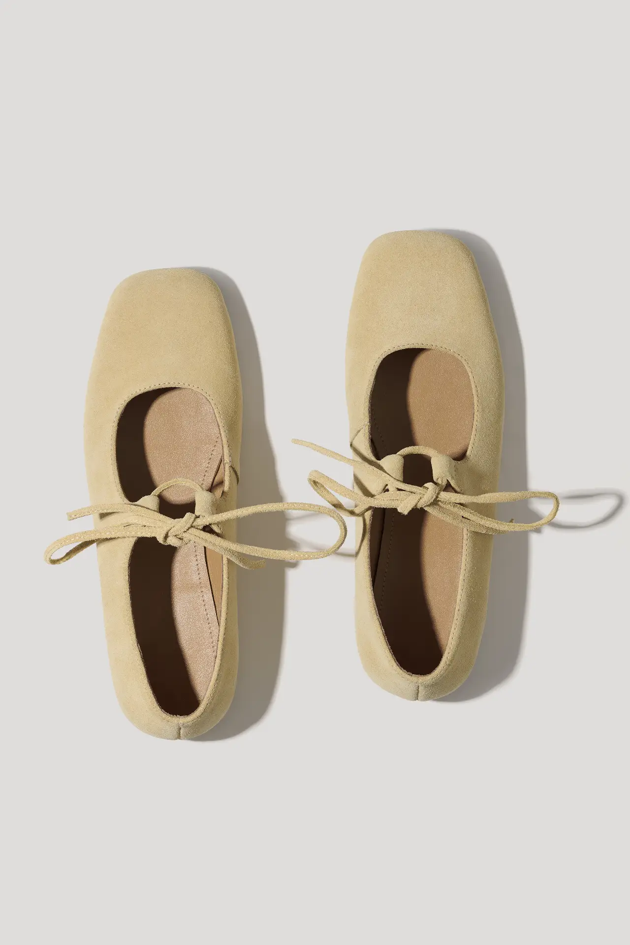 Балетки кольору вершкового масла замшеві із квадратним мисом