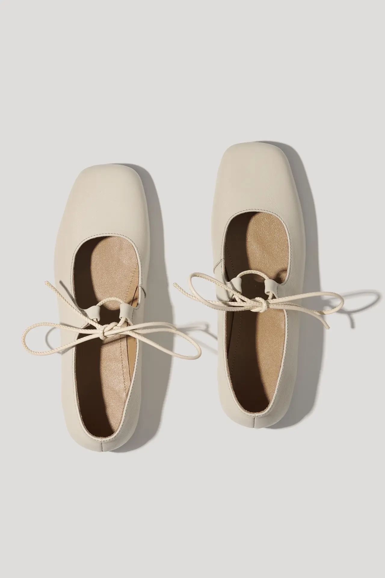 Балетки бежеві шкіряні із квадратним мисом