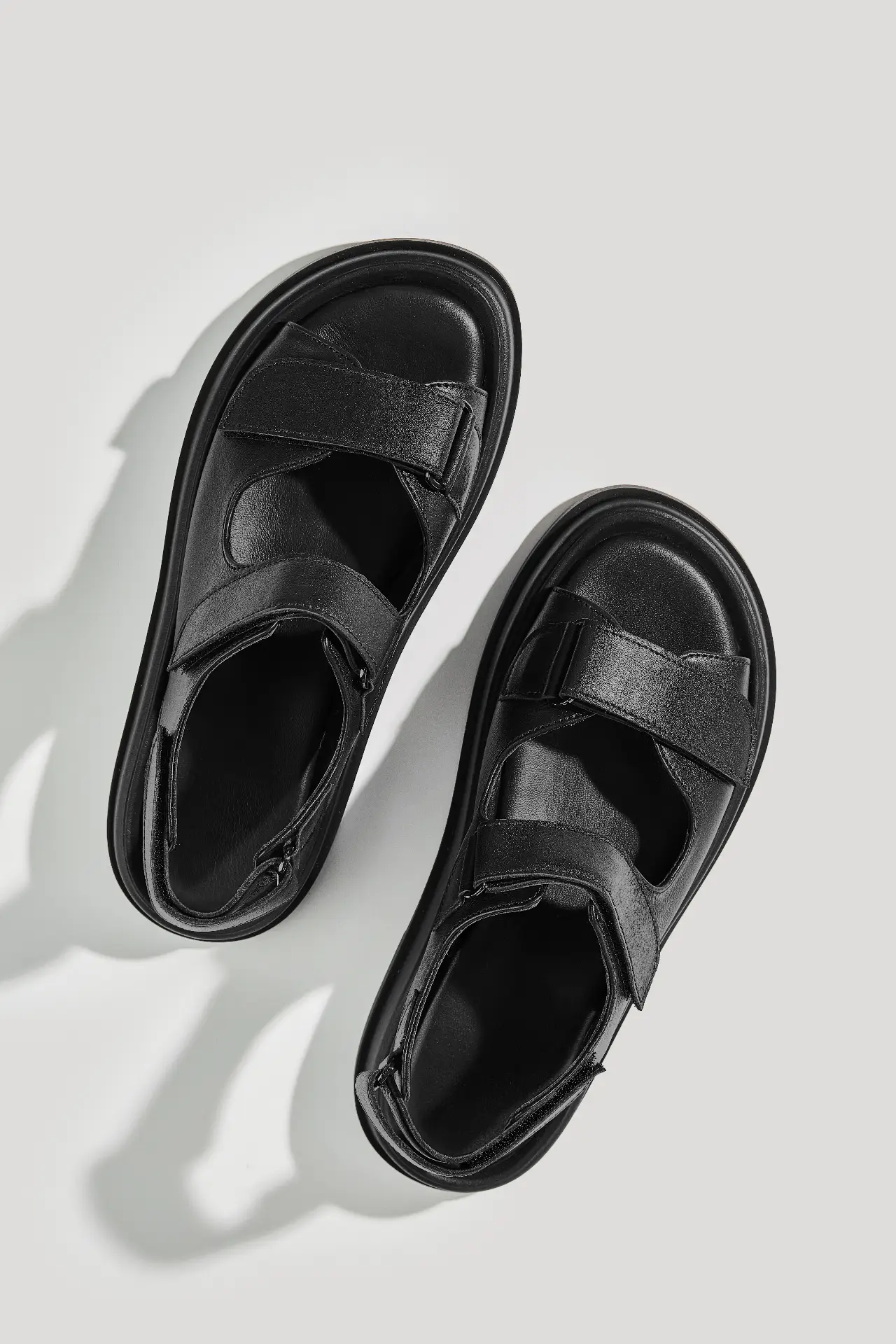 Босоніжки чорні шкіряні з липучками