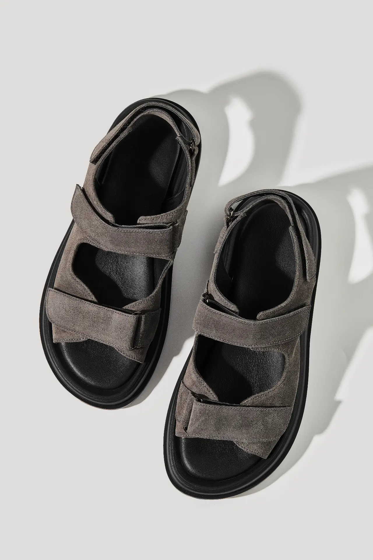 Босоніжки графітові замшеві з липучками