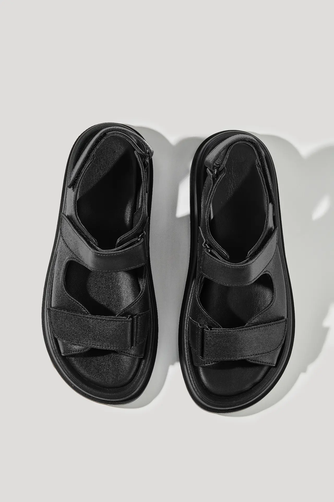 Босоніжки чорні шкіряні з липучками