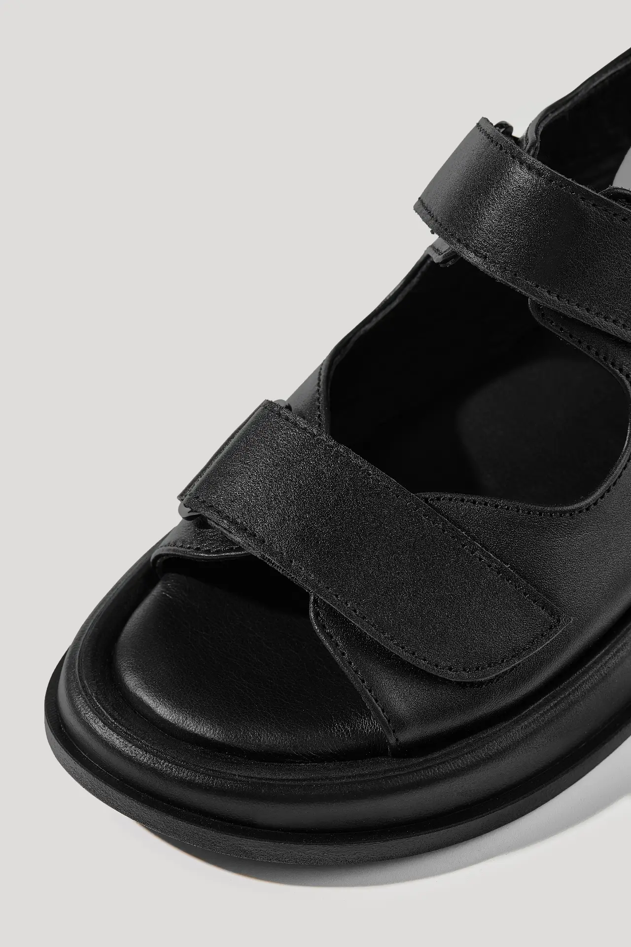 Босоніжки чорні шкіряні з липучками