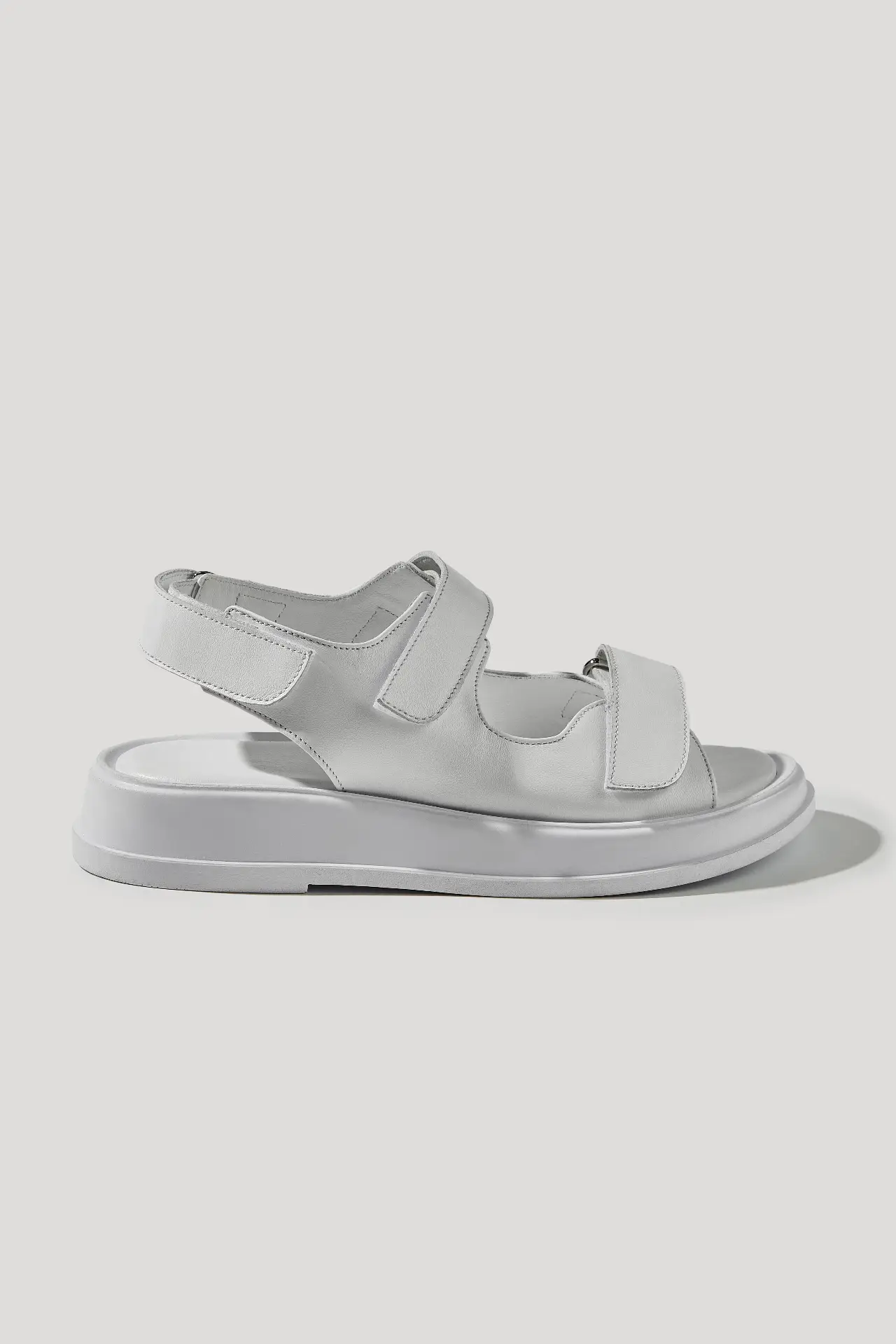 Босоніжки білі шкіряні з липучками