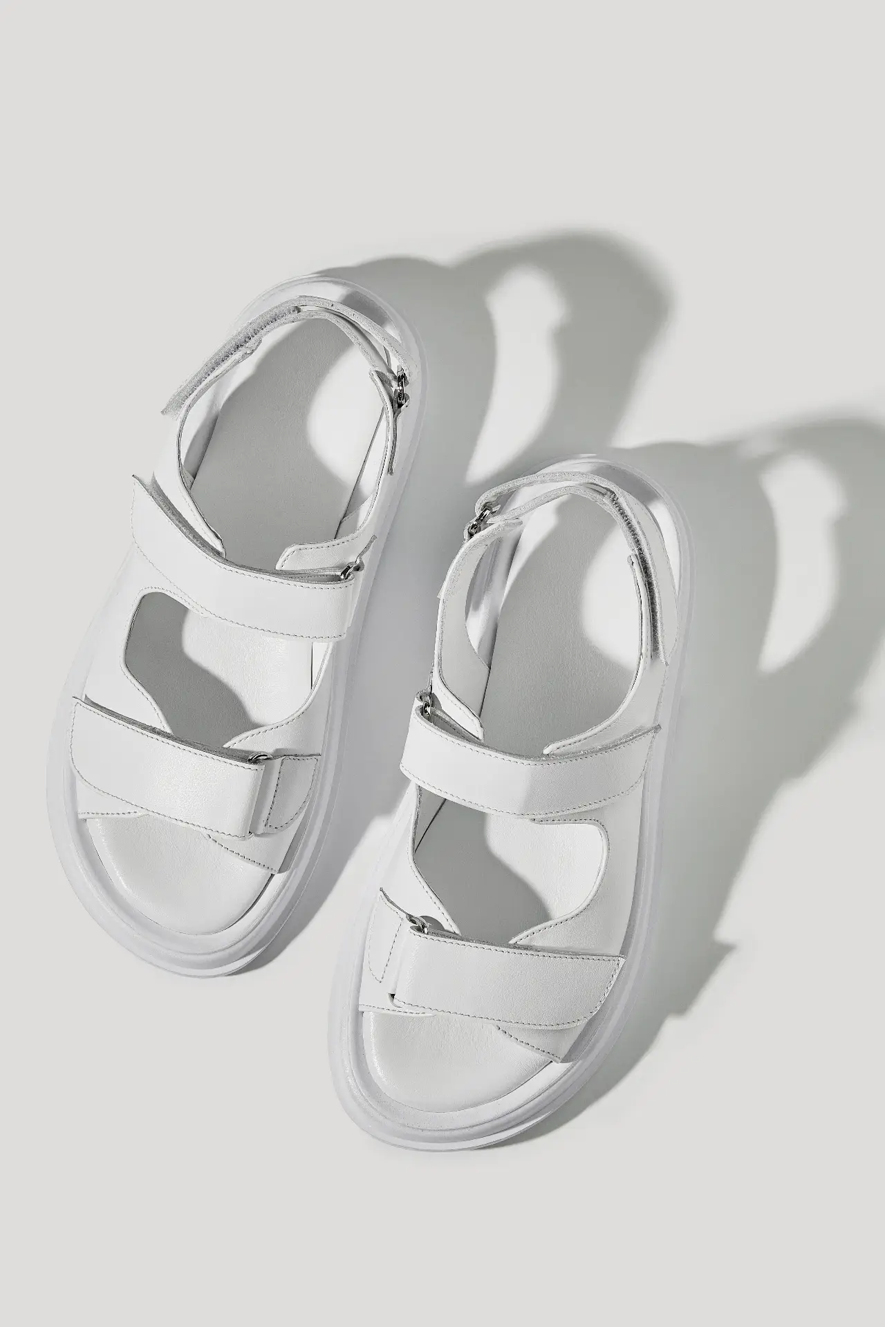 Босоніжки білі шкіряні з липучками