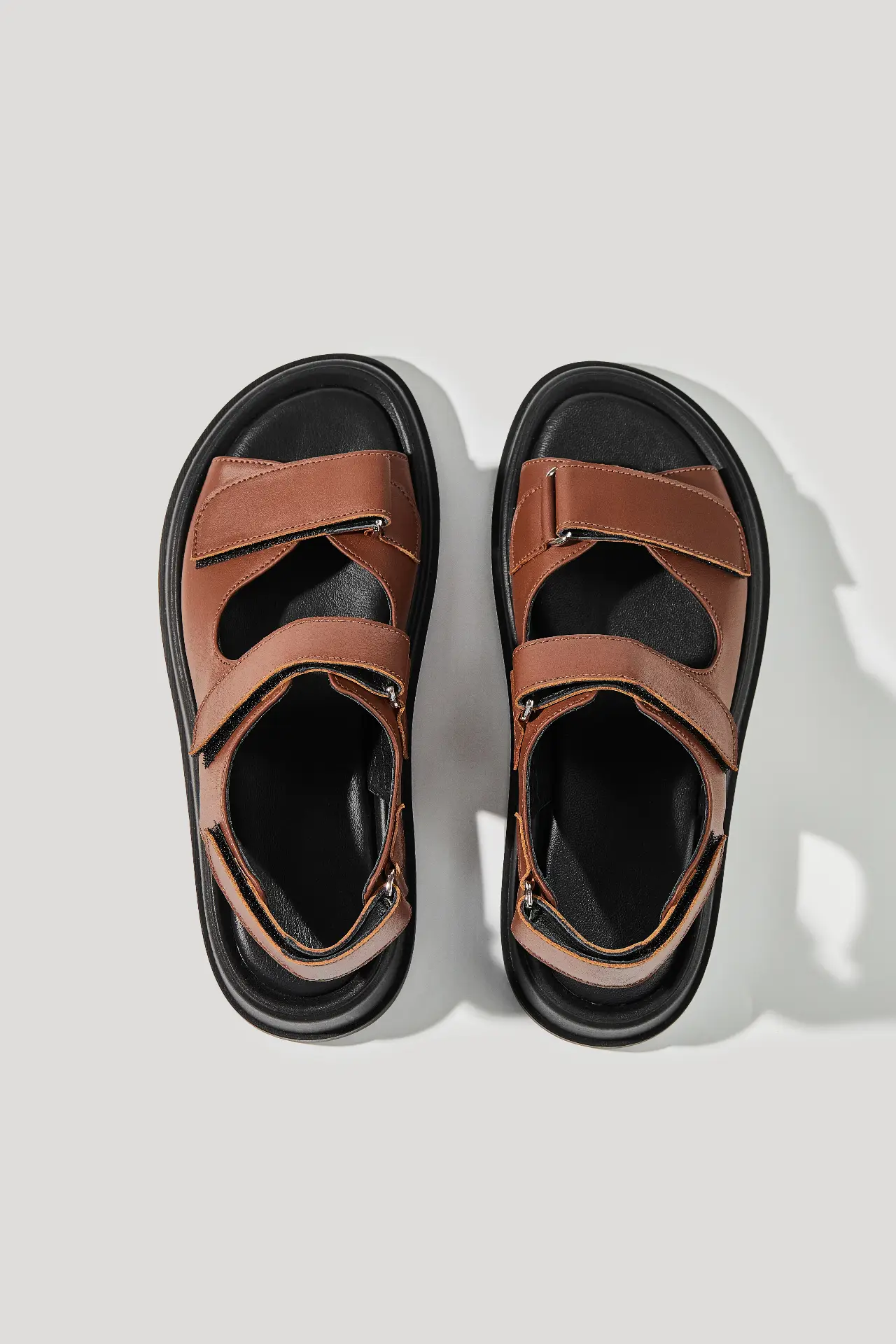 Босоніжки коричневі шкіряні з липучками