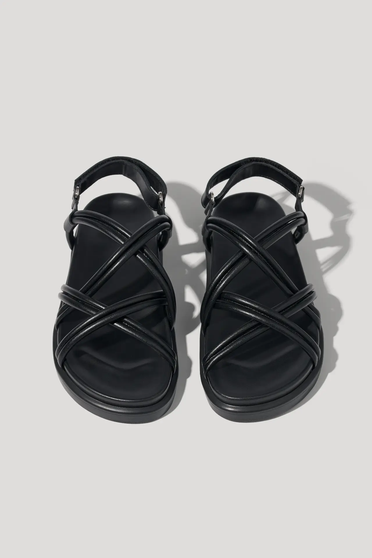 Black leather sandals with cross‑straps