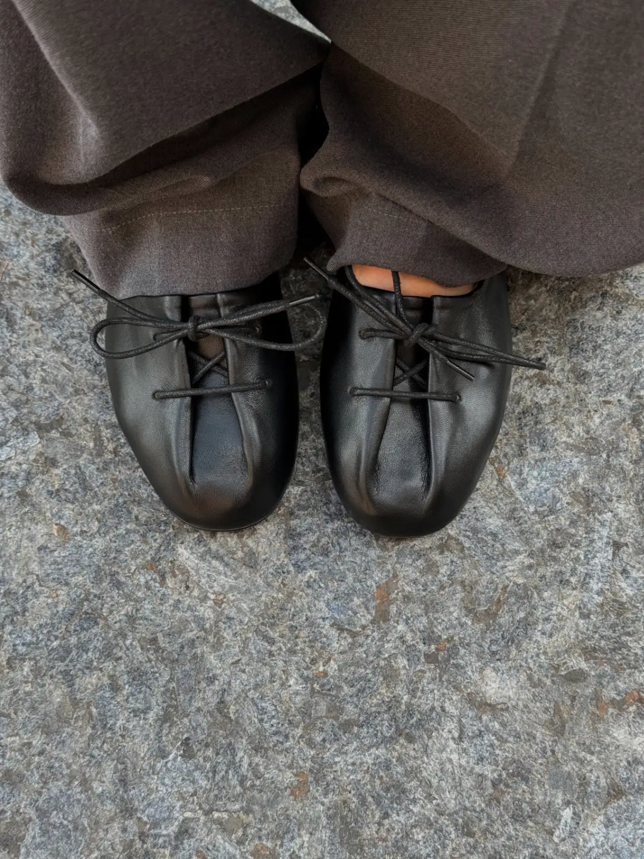 Black leather round-toe ballet flats with a bow