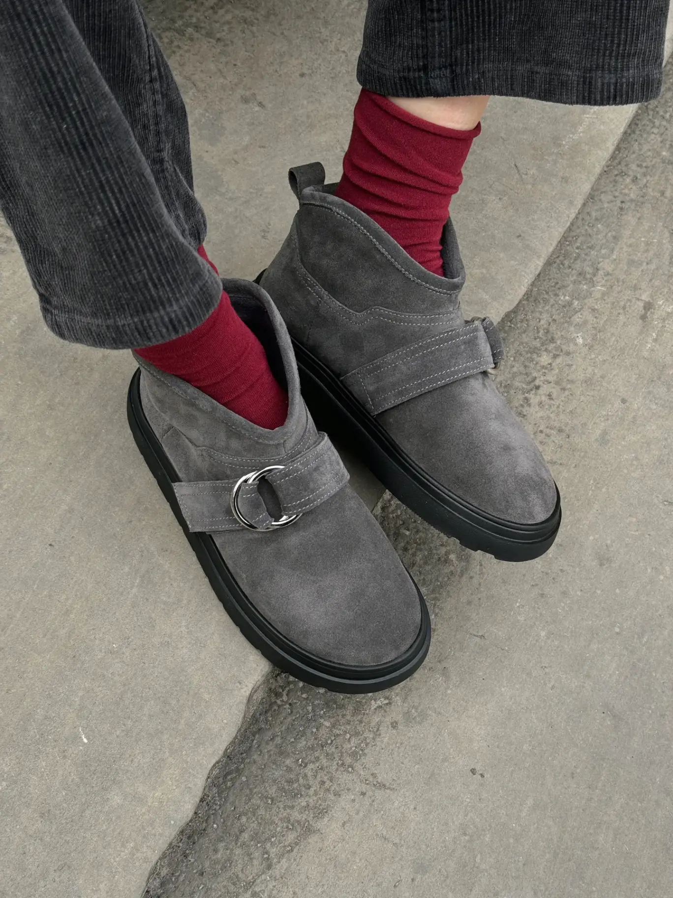 Черевики короткі з паском графітові замшеві з натуральним хутром