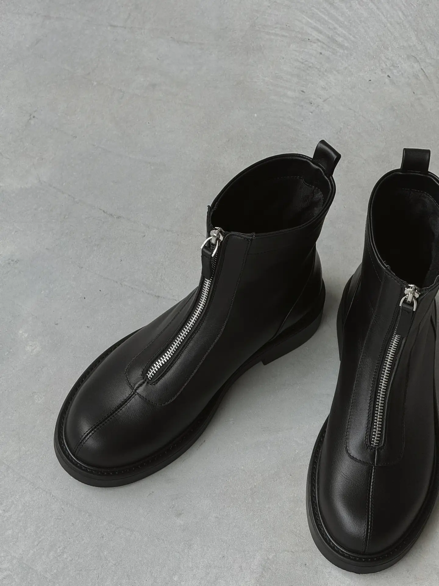 Black leather front-zip ankle boots lined with fleece