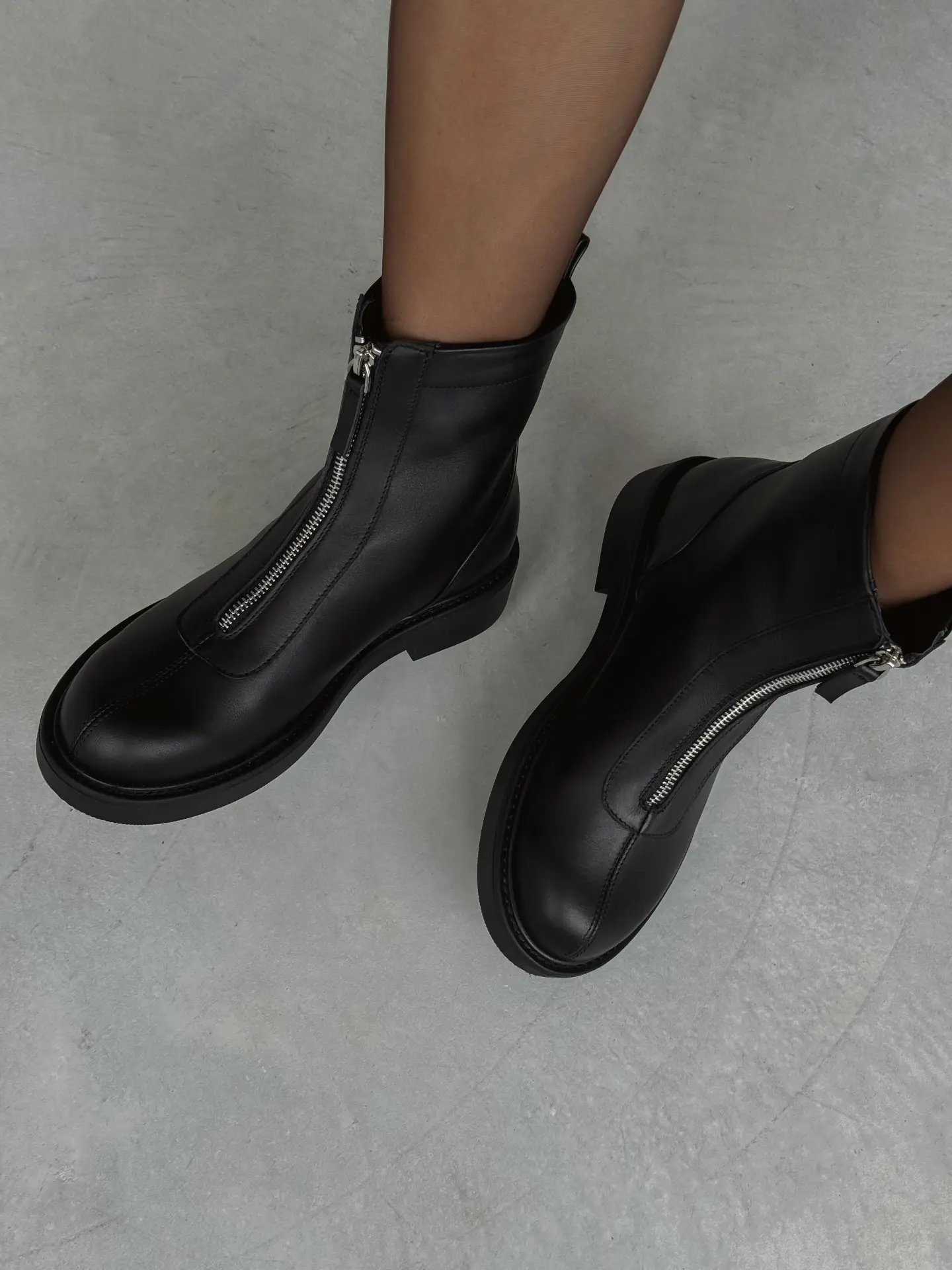 Black leather front-zip ankle boots lined with genuine shearling